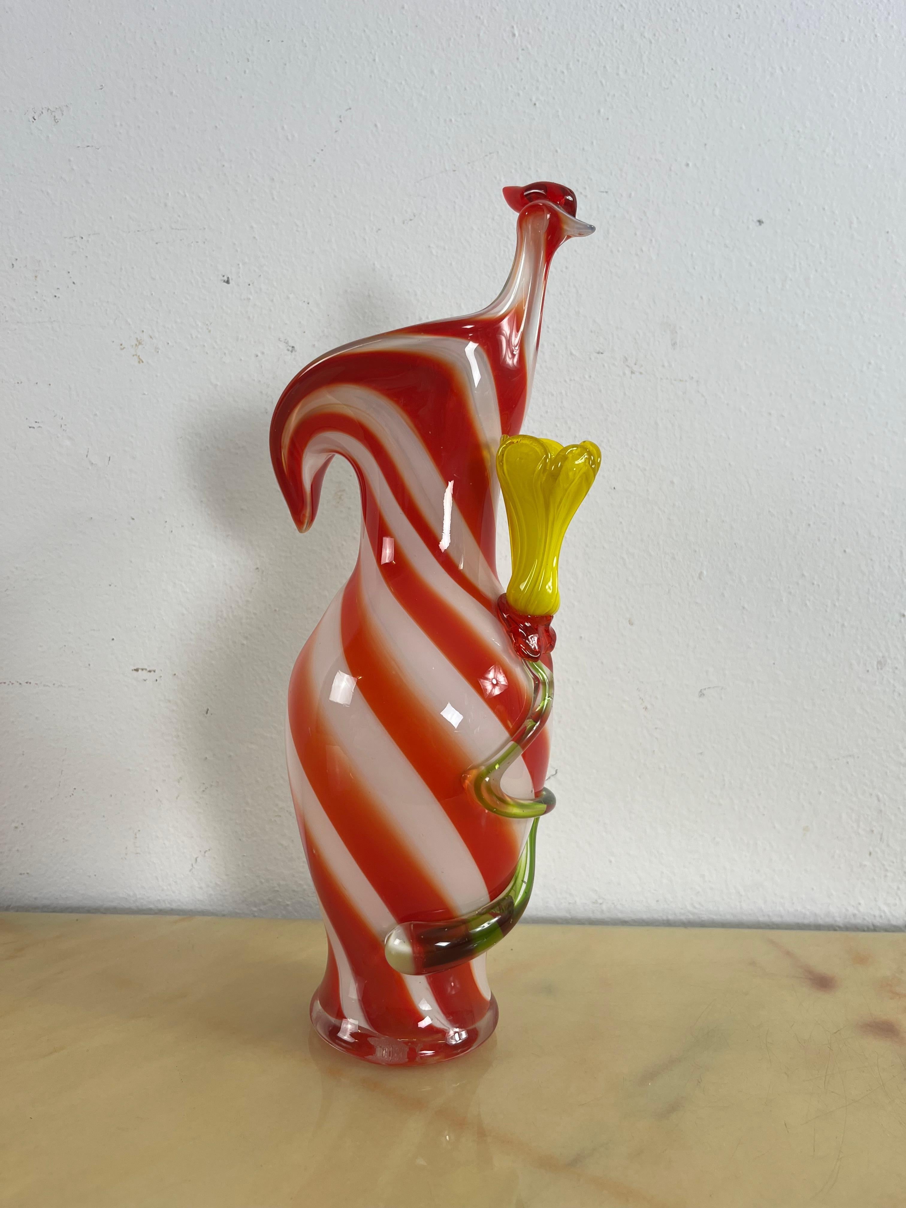 Einzigartige polychrome Murano-Glasvase mit Hahn und Blumen aus der Mitte des Jahrhunderts, 1950er Jahre
Gekauft von meinen Urgroßeltern in einem der renommiertesten Geschäfte am Markusplatz in Venedig.
Intakt und in gutem Zustand. Die Gasblasen,