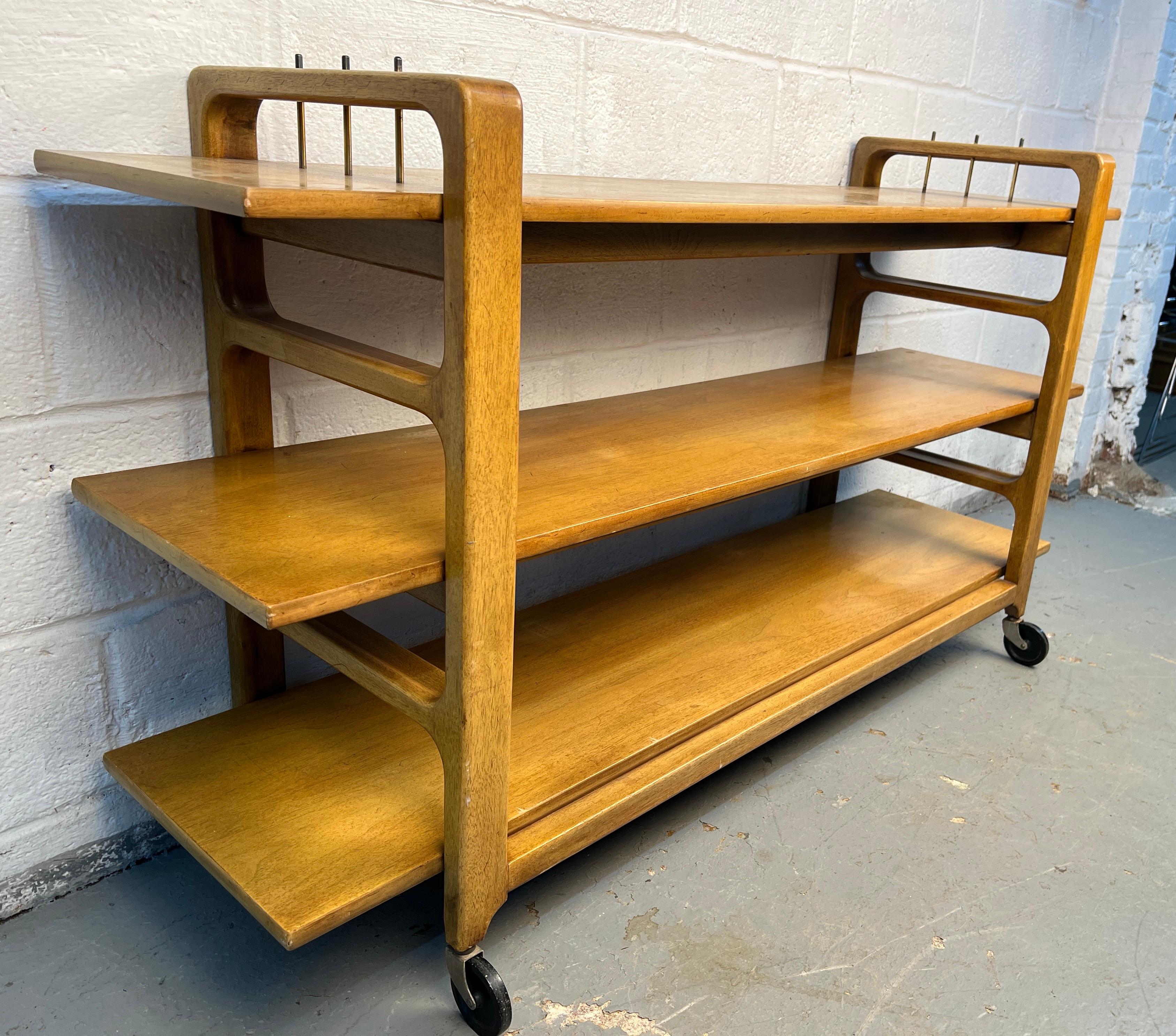 Chariot à roulettes en érable unique du milieu du siècle dernier Bon état - En vente à Brooklyn, NY