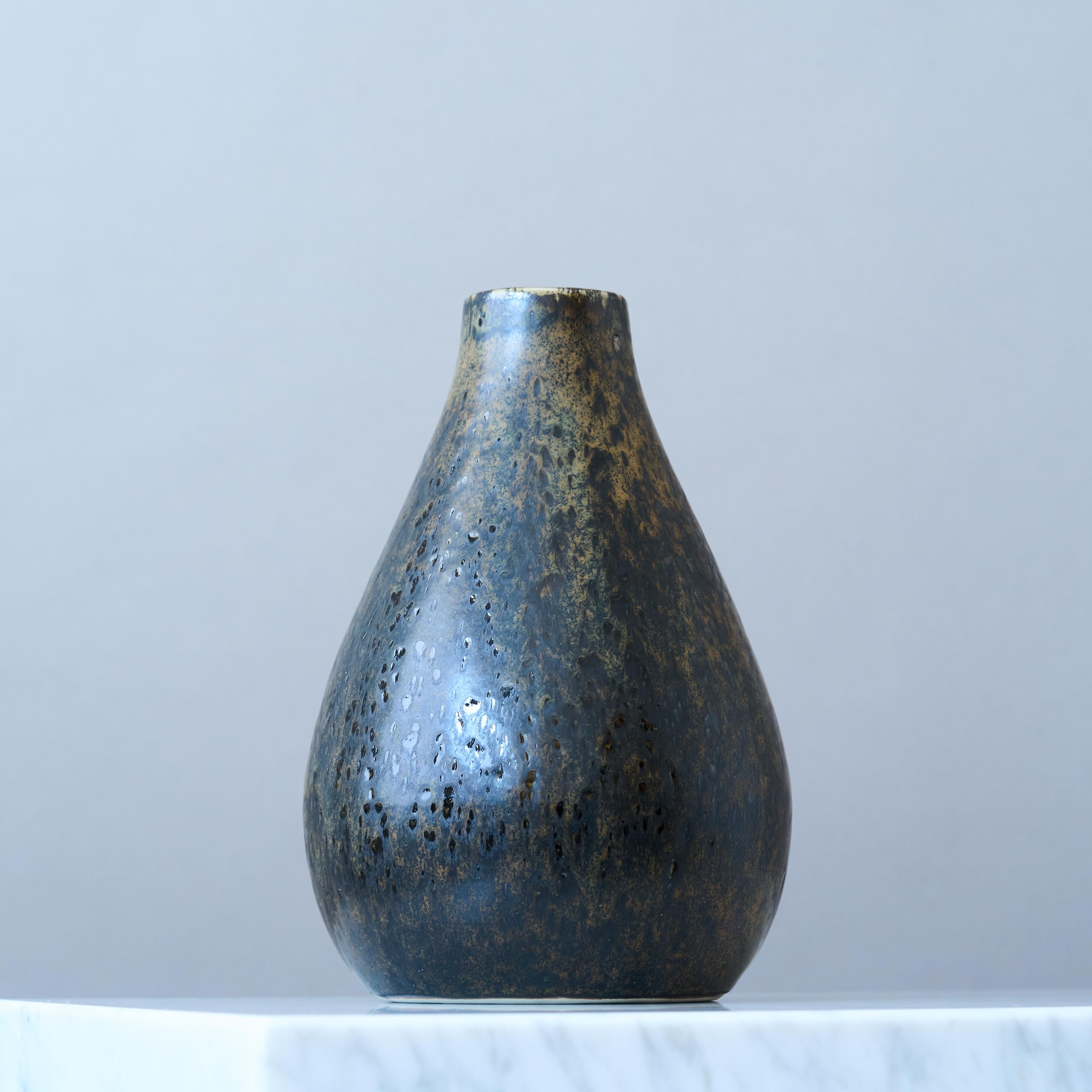 Unique stoneware vase with amazing glaze.
Made by Carl-Harry Stålhane at Rörstrand Ateljé, Sweden, 1960s.

Great condition. No chips, cracks or crazing.
Signed 'CHS', 'ATELJÉ' and makers mark 'R' with three crowns.

Carl-Harry Stålhane (1920-1990)