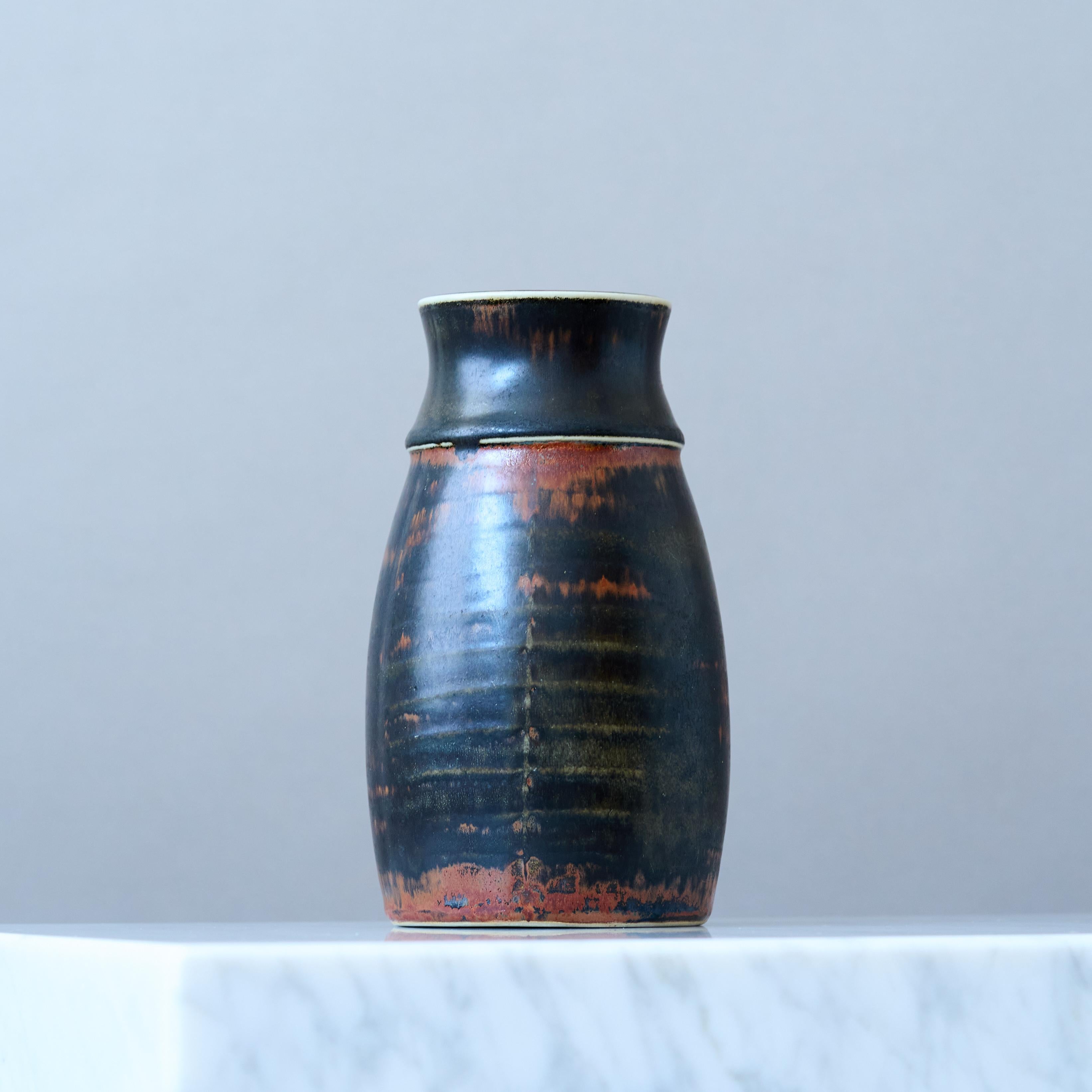 Unique stoneware vase with amazing glaze.
Made by Carl-Harry Stålhane at Rörstrand Ateljé, Sweden, 1960s.

Great condition. No chips, cracks or crazing.
Signed 'CHS', 'ATELJÉ' and makers mark 'R' with three crowns.

Carl-Harry Stålhane (1920-1990)