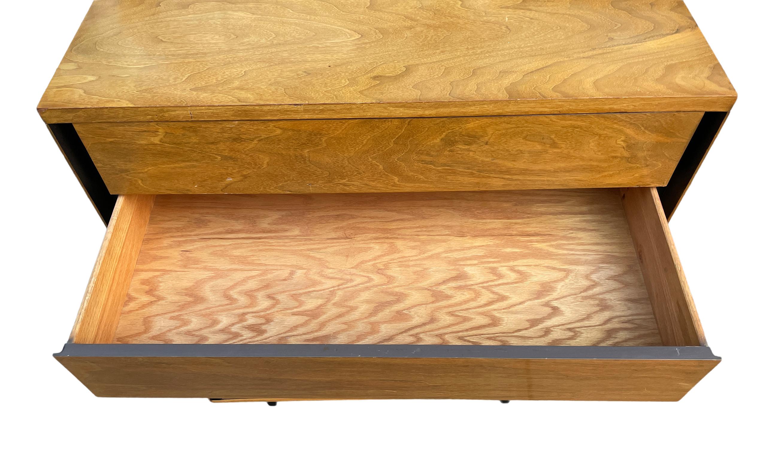 Travail du bois Commode haute à 5 tiroirs unique en érable blond du milieu du siècle dernier en vente