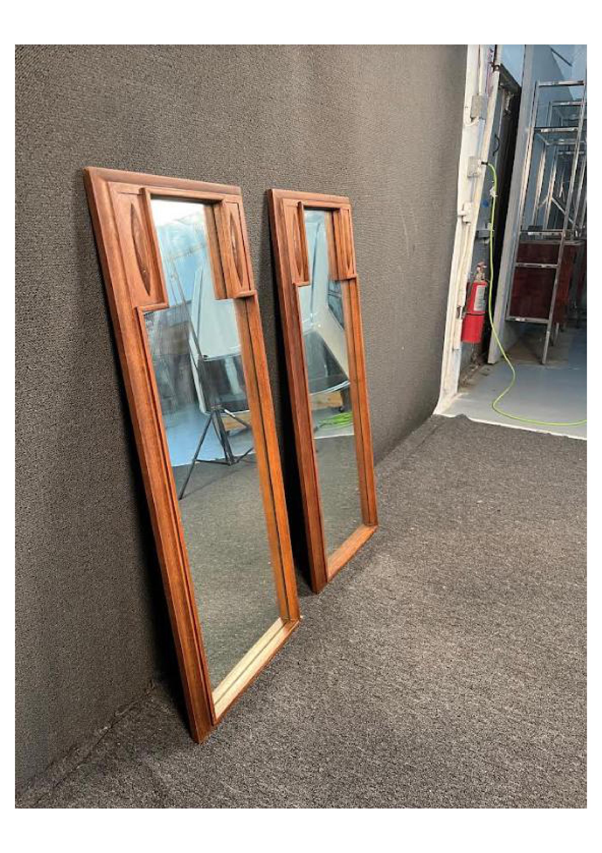 Miroirs modernes uniques en teck dans un style midcentury. Les deux se tiennent à peu près à la hauteur de la taille et peuvent être des pièces murales ou des consoles. Veuillez confirmer la localisation de l'article (NY ou NJ).