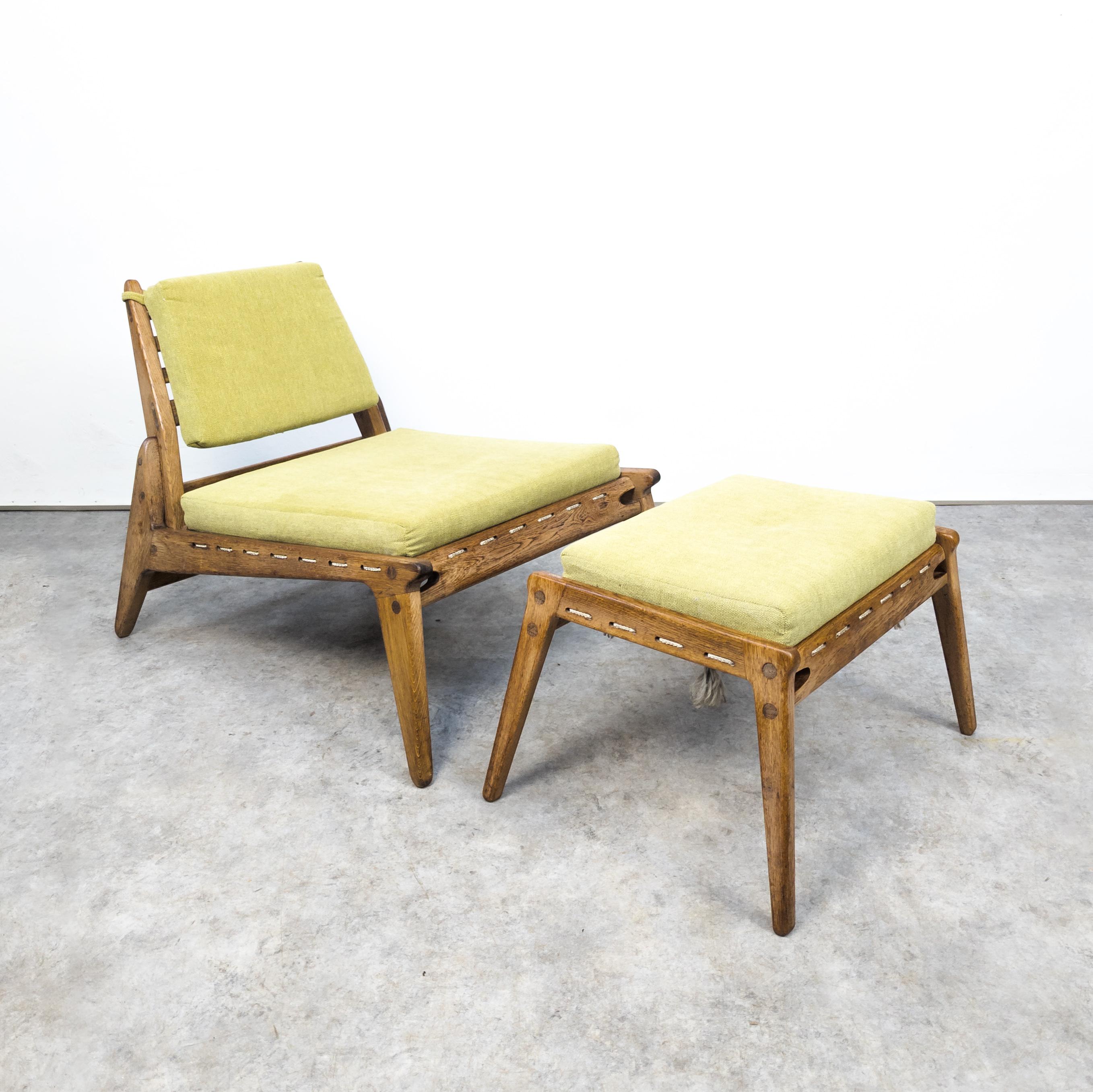 Manufactured by PGH Erzgebirgisches Kunsthandwerk Annaberg Buchholz, Germany in the 1950s. Pair of lounge chairs with ottomans, crafted from oak and fabric in Germany during the 1950s. These relaxing chairs, reminiscent of hunting chairs, boast a