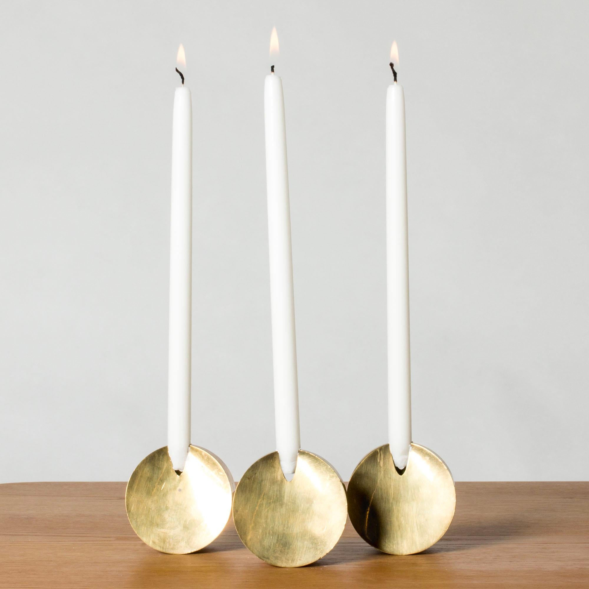 Set di tre singolari candelieri in ottone di Pierre Forssell, dal design grafico e pulito. Sono scultorei e sono perfetti anche senza candele. Si adattano a candele sottili, ma hanno un aspetto fantastico anche senza candela. Questo modello non è