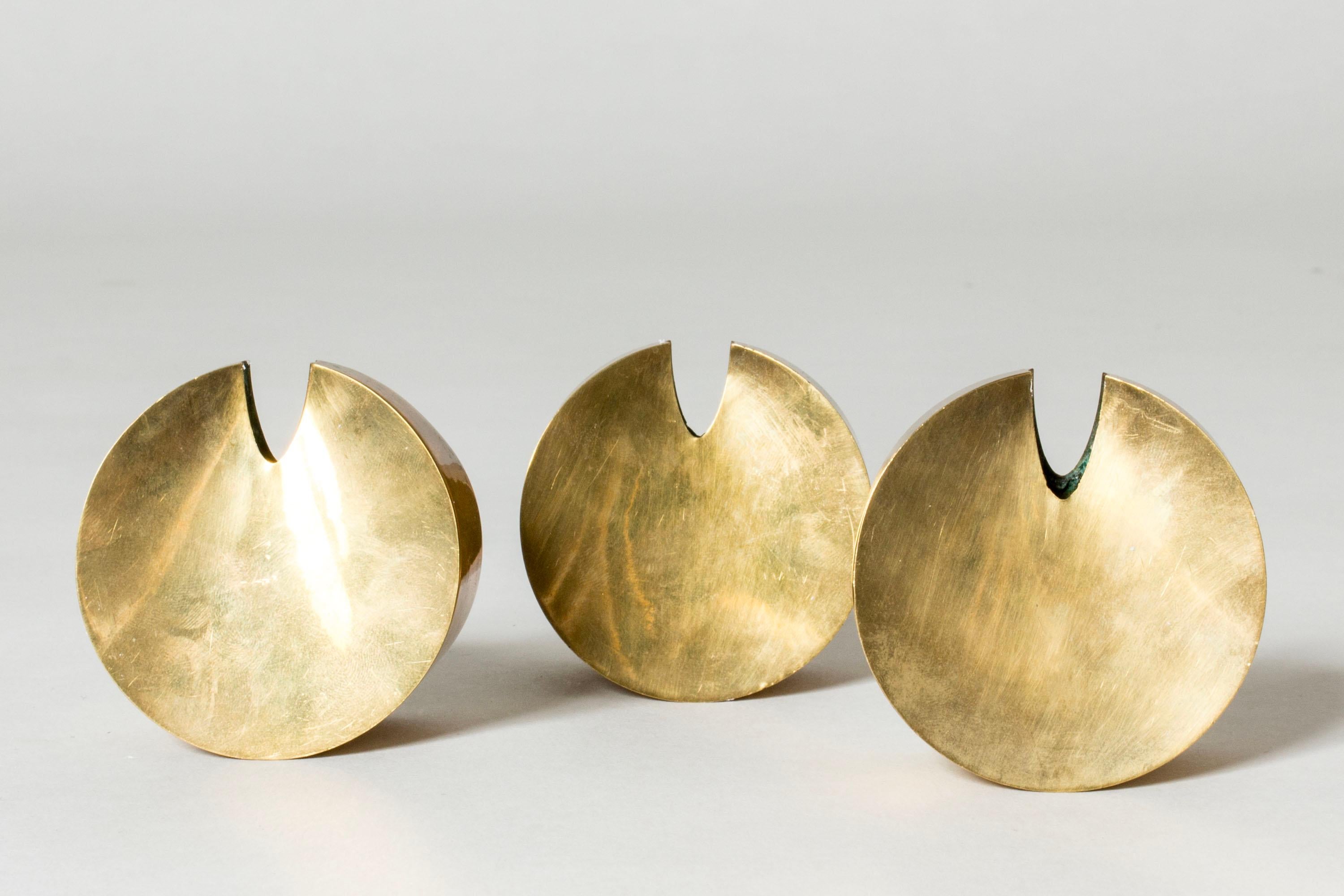 Metà XX secolo Portacandele in ottone unico del Medioevo, Pierre Forssell, Skultuna, 1967 in vendita