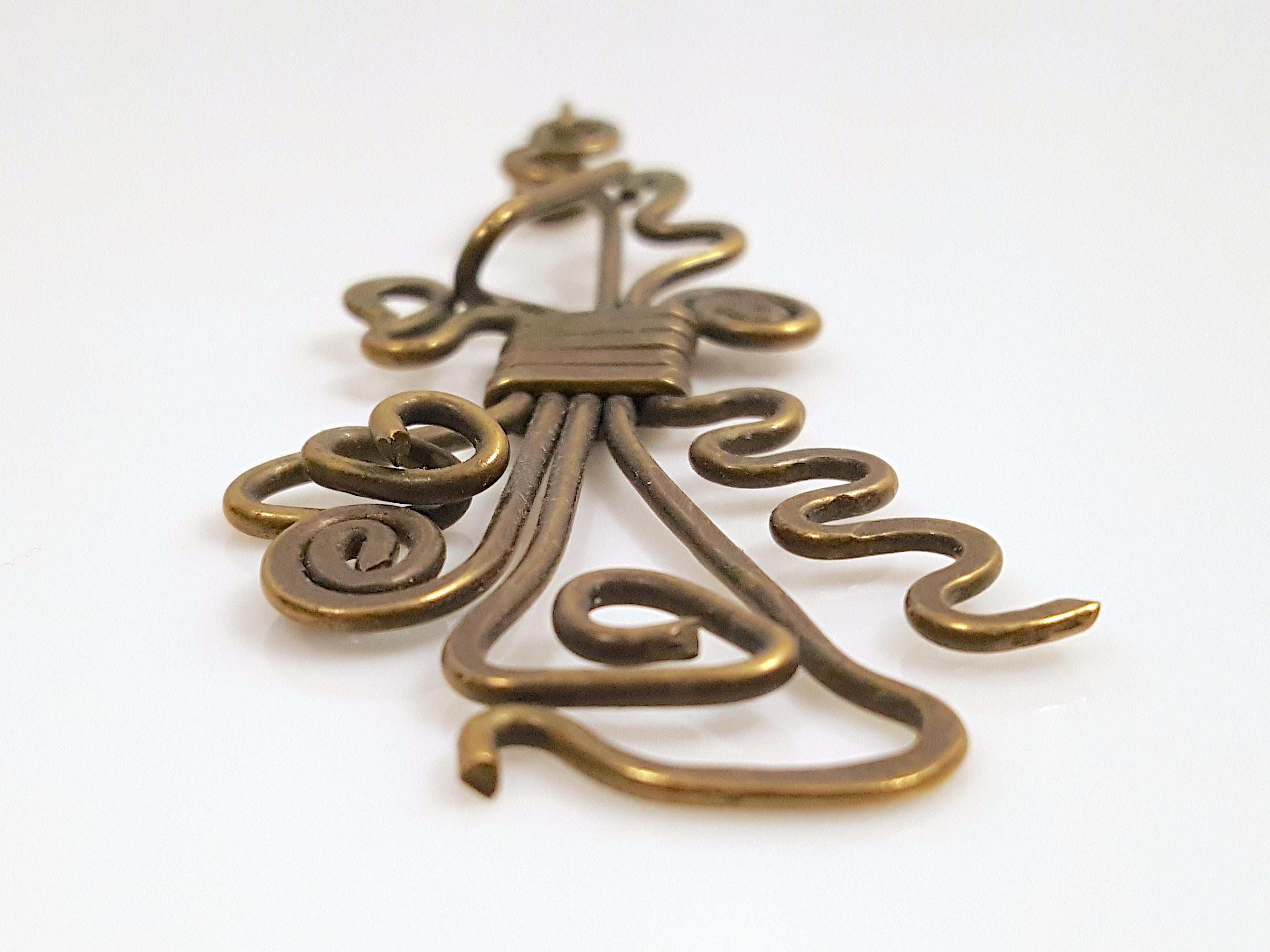 This vintage handcrafted brass-wire pendant was shaped and hammered into lively three-dimensional spirals, loops and squiggles with wrapped construction by an unknown 20th-Century studio artist judging from the lack of copyright/signature, modern