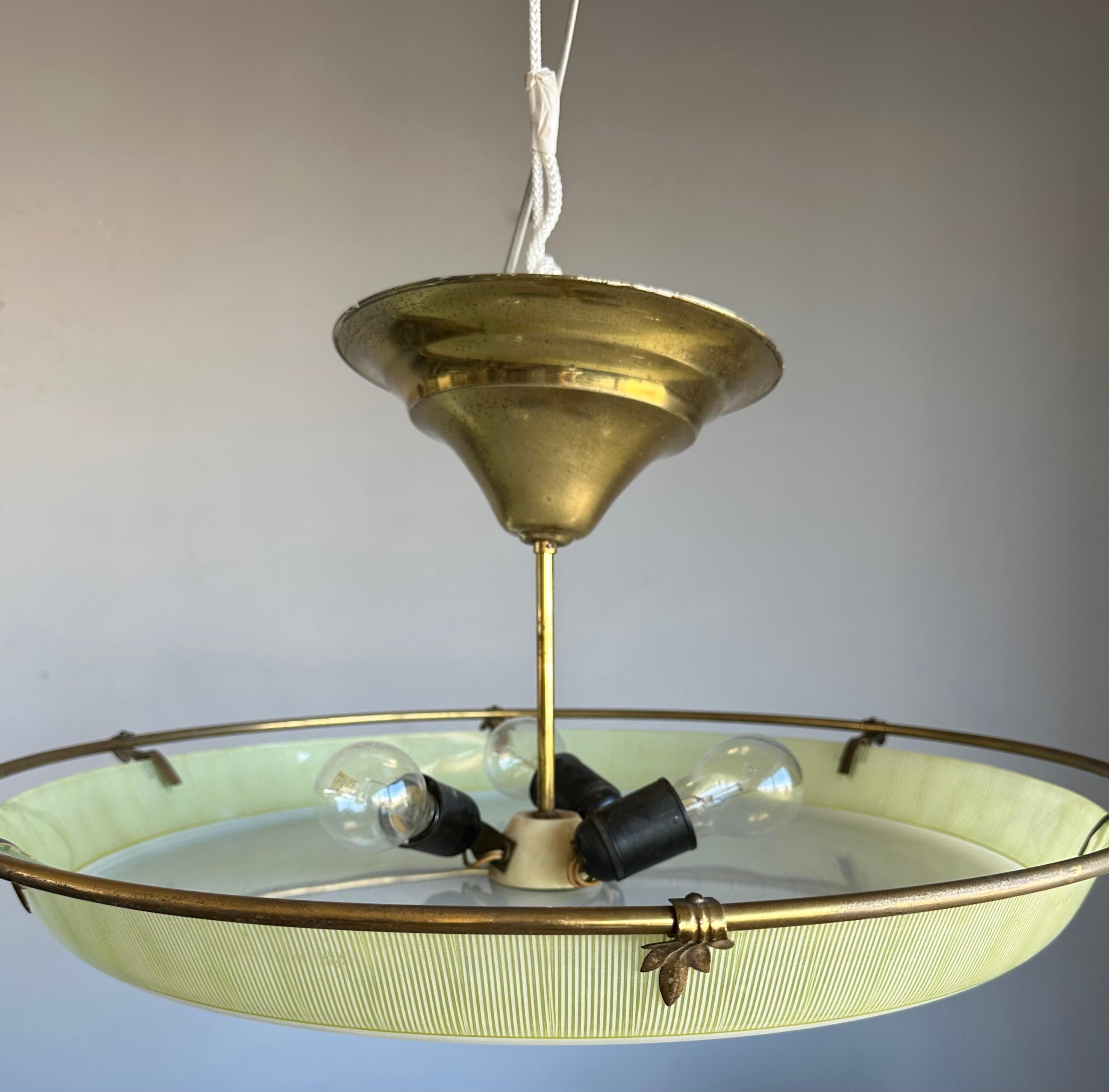 Plafonnier d'art en verre artistique unique de The Moderns avec anneau en laiton, années 1950 en vente 4