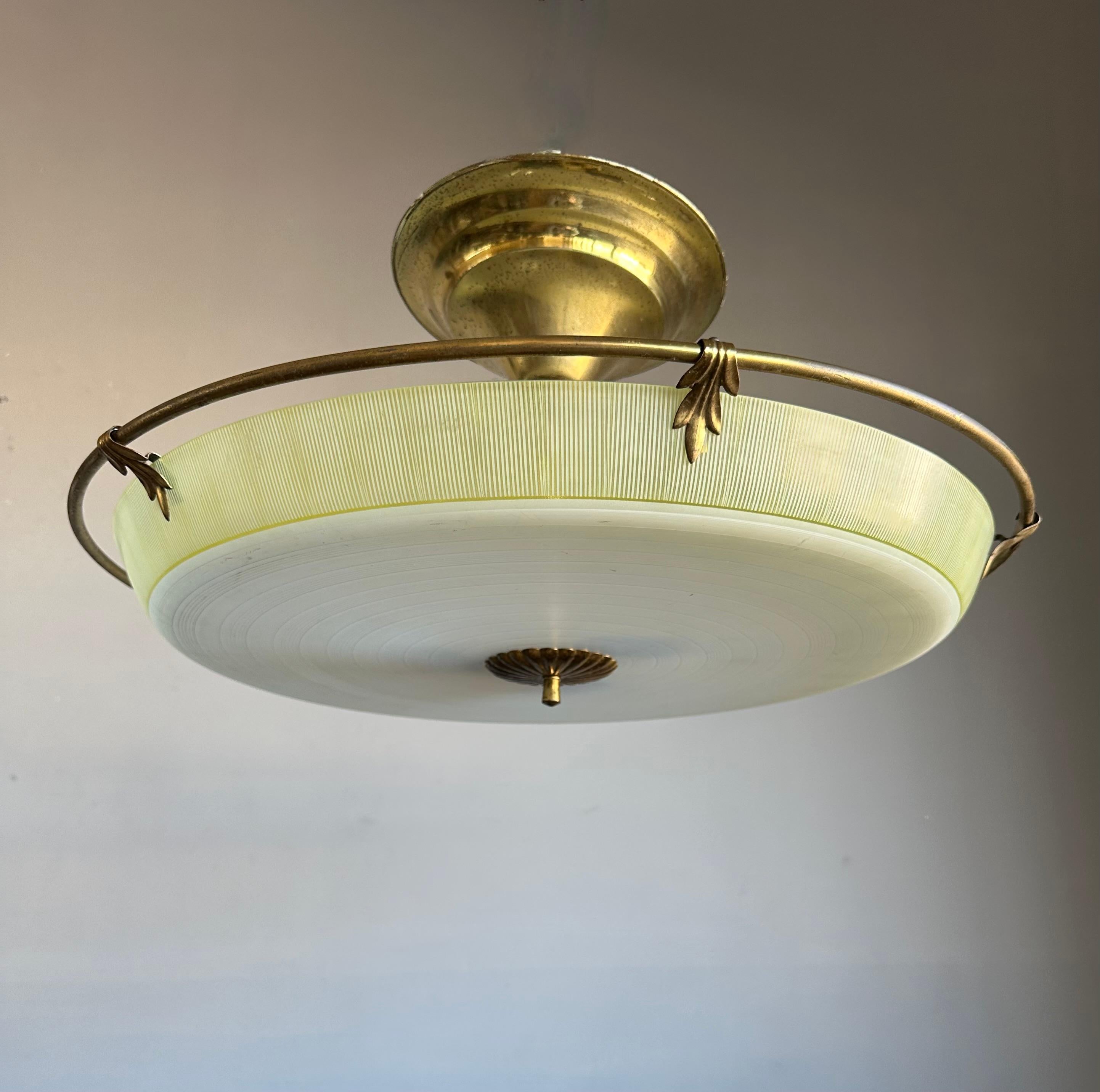 Plafonnier d'art en verre artistique unique de The Moderns avec anneau en laiton, années 1950 en vente 5