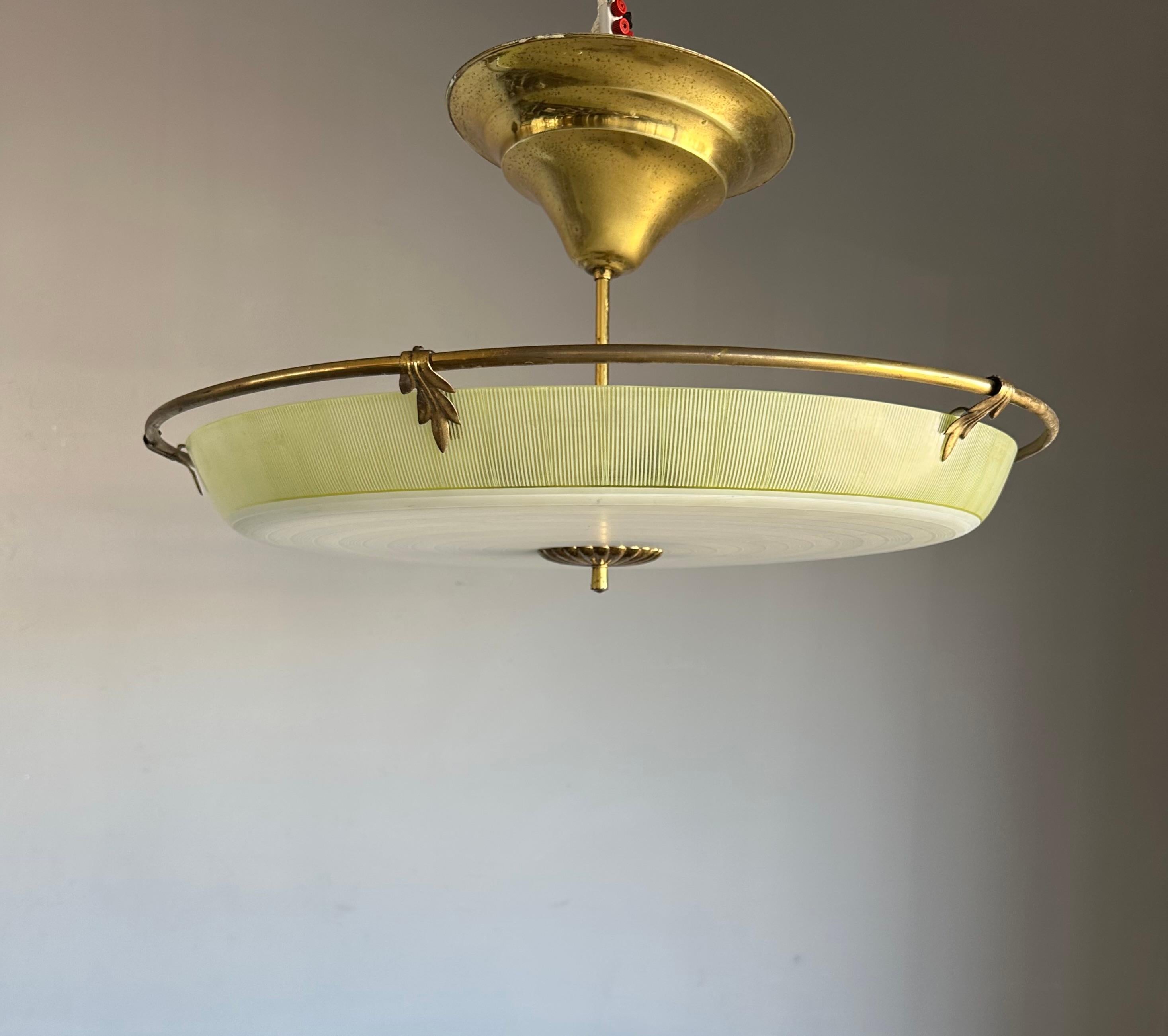 Ce grand luminaire à trois lumières de style moderne du milieu du siècle est une autre de nos récentes trouvailles. 

Ce luminaire unique datant du milieu du XXe siècle présente un aspect et un toucher magnifiques et vous trouverez difficilement un