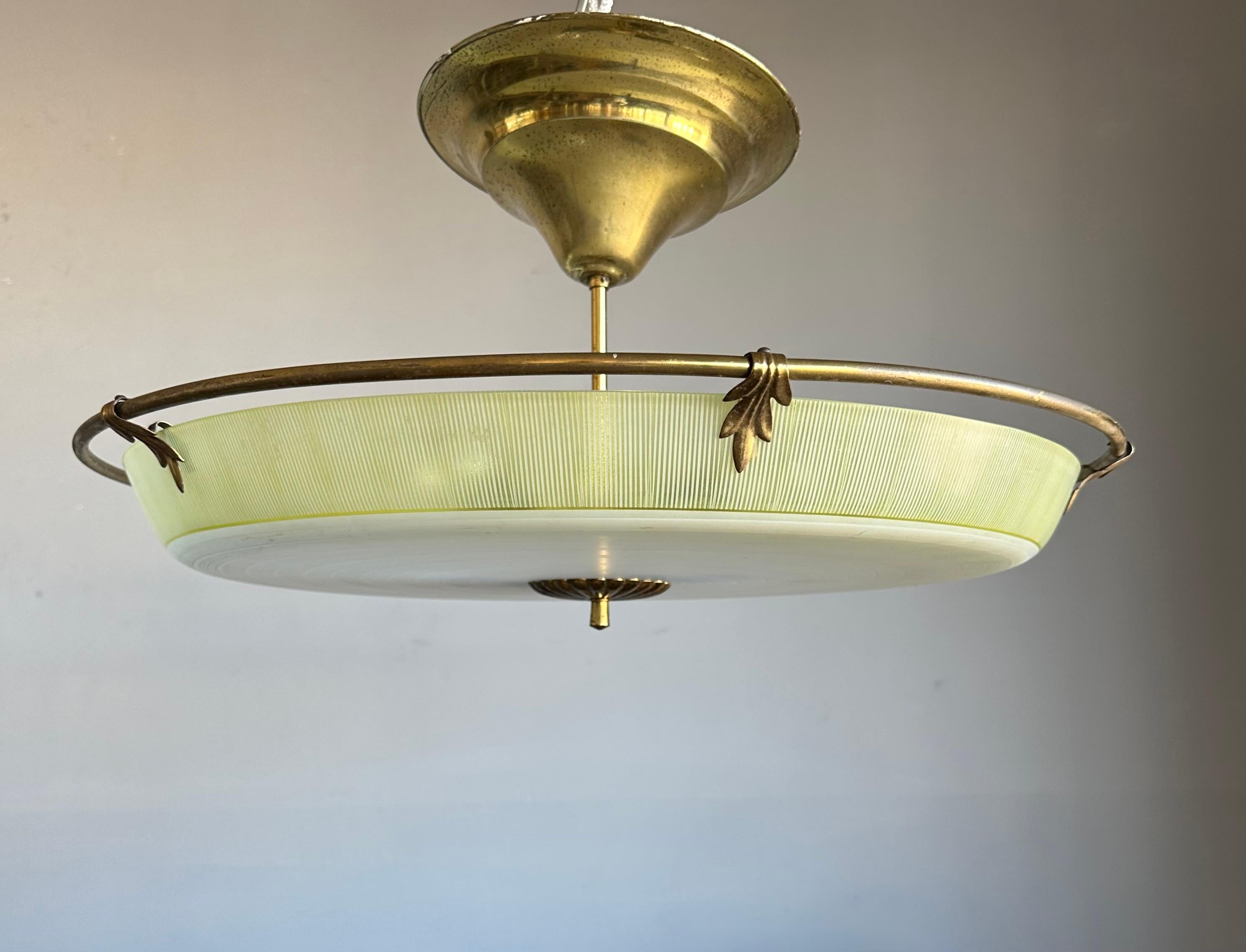 Mid-Century Modern Plafonnier d'art en verre artistique unique de The Moderns avec anneau en laiton, années 1950 en vente