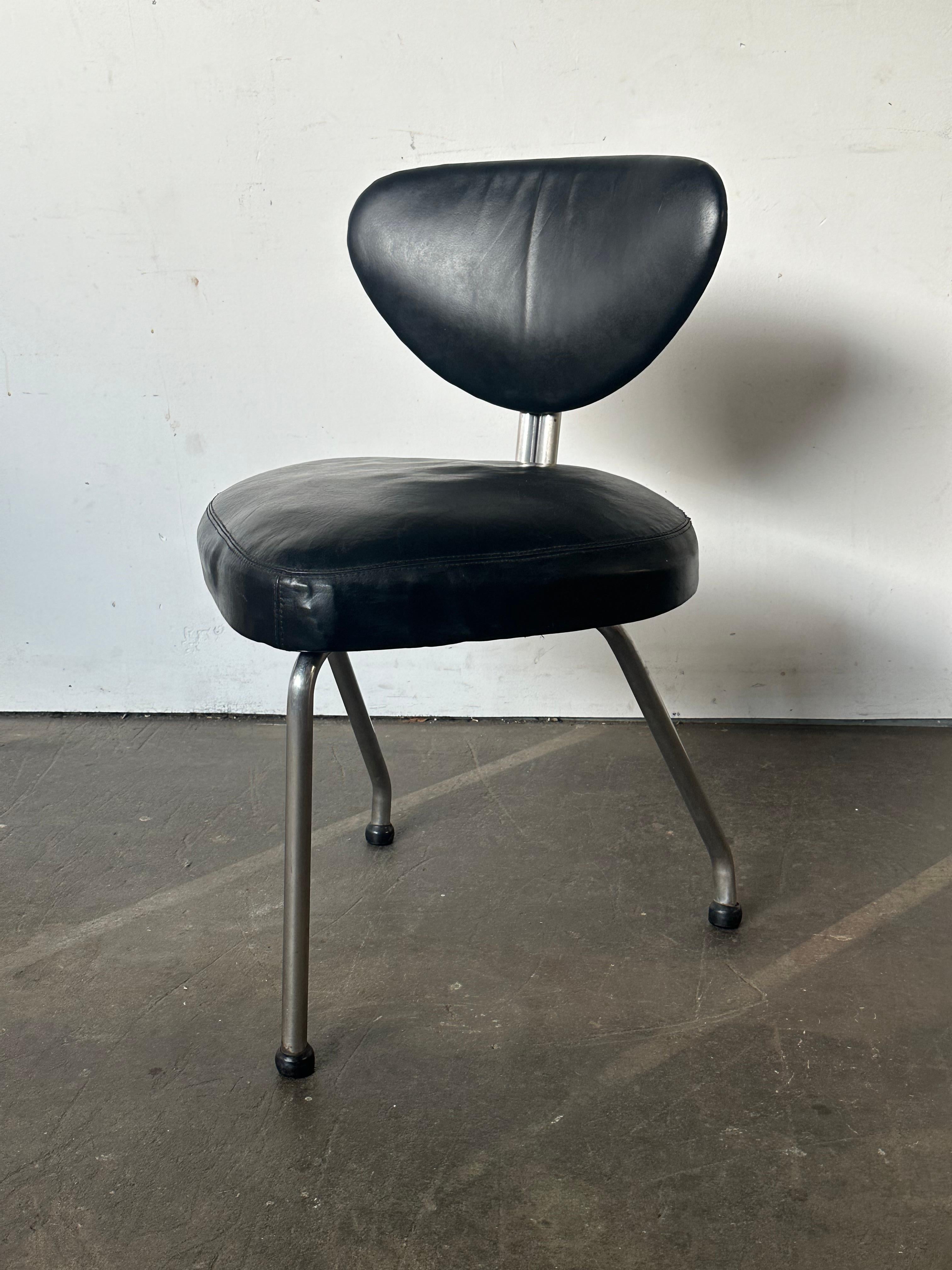 Einzigartiger und eleganter Esszimmerstuhl aus der Mitte des Jahrhunderts im Art Deco-Stil. Stromlinienförmige moderne Silhouette aus massivem Stahlrohr mit schwarzem Leder. Absolut göttliche Patina, in gutem Zustand und gut zu gebrauchen. Er ist