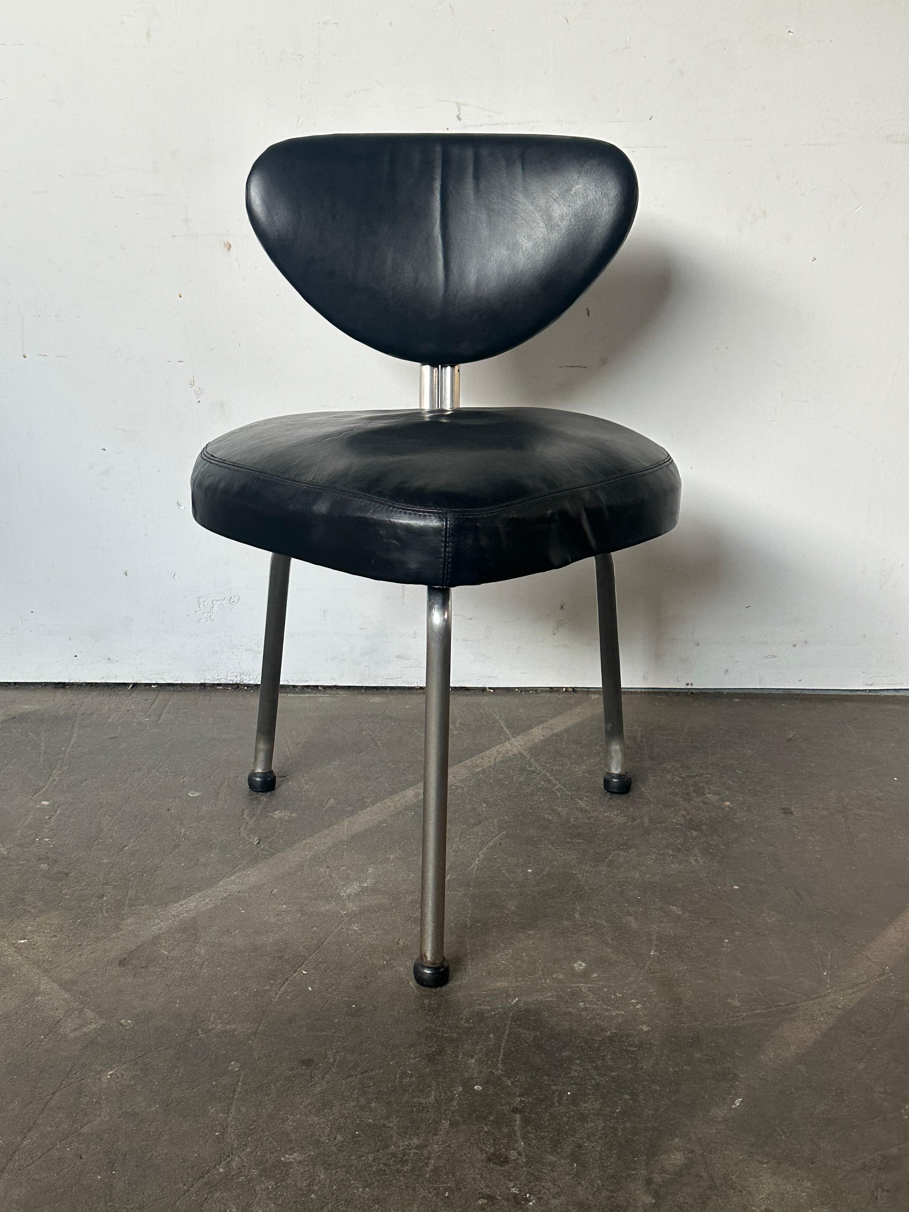 Einzigartiger Streamline Moderne Dreibein-Esszimmerstuhl, Mid-Century Modern (Streamline-Moderne) im Angebot
