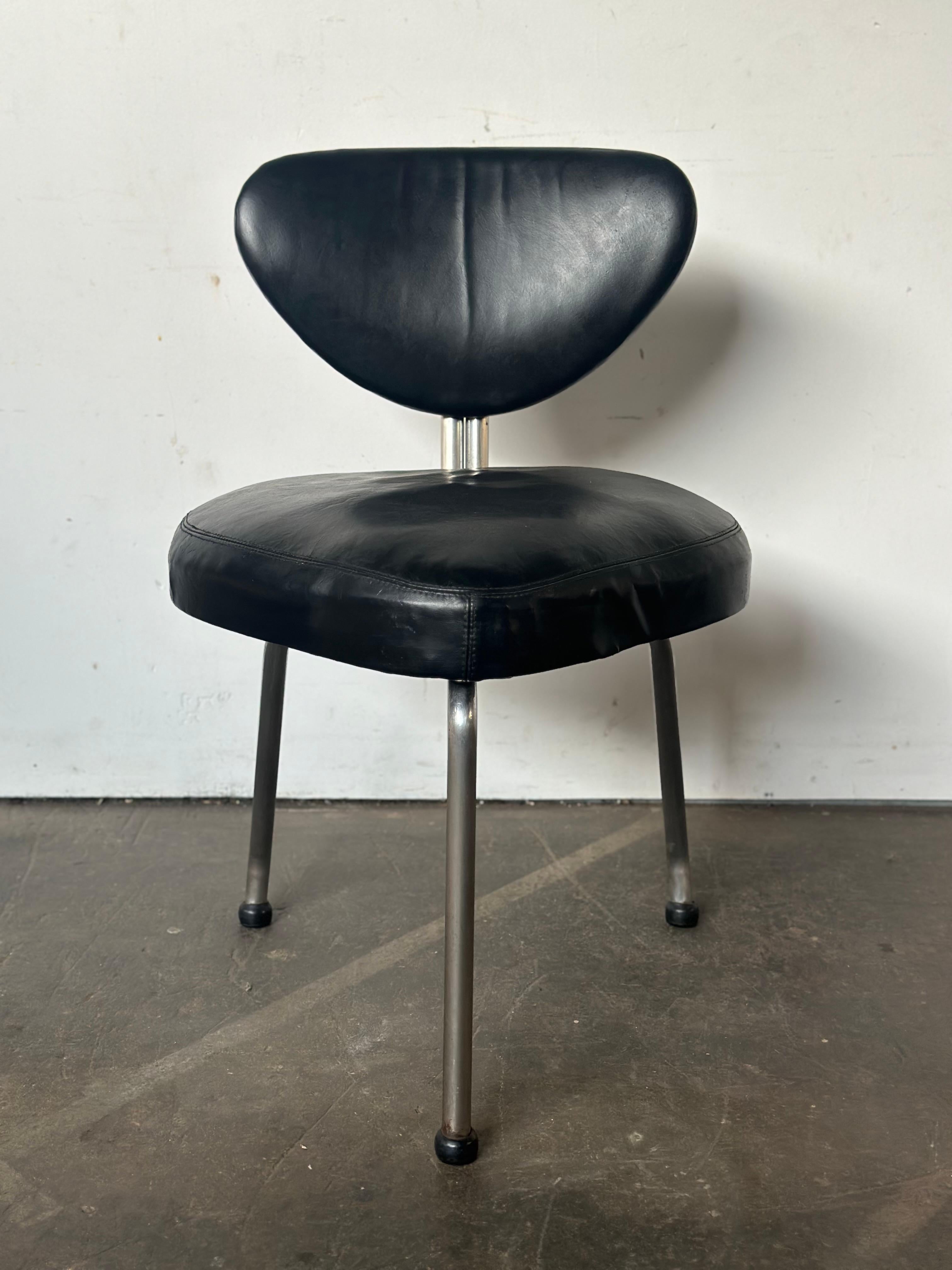 Einzigartiger Streamline Moderne Dreibein-Esszimmerstuhl, Mid-Century Modern (Europäisch) im Angebot