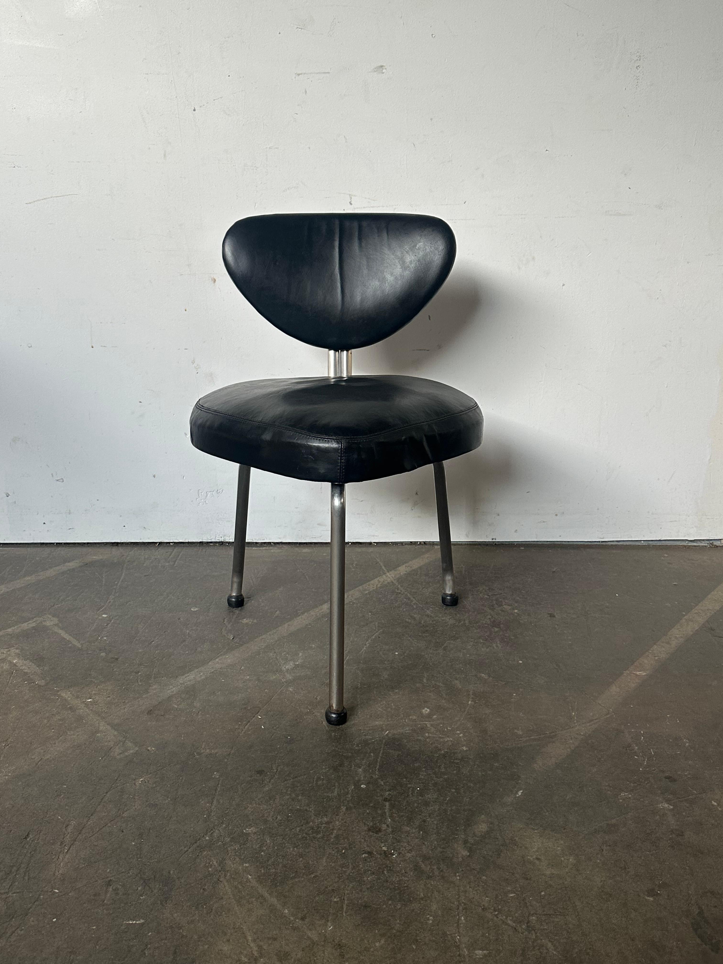 Einzigartiger Streamline Moderne Dreibein-Esszimmerstuhl, Mid-Century Modern im Zustand „Gut“ im Angebot in Brooklyn, NY