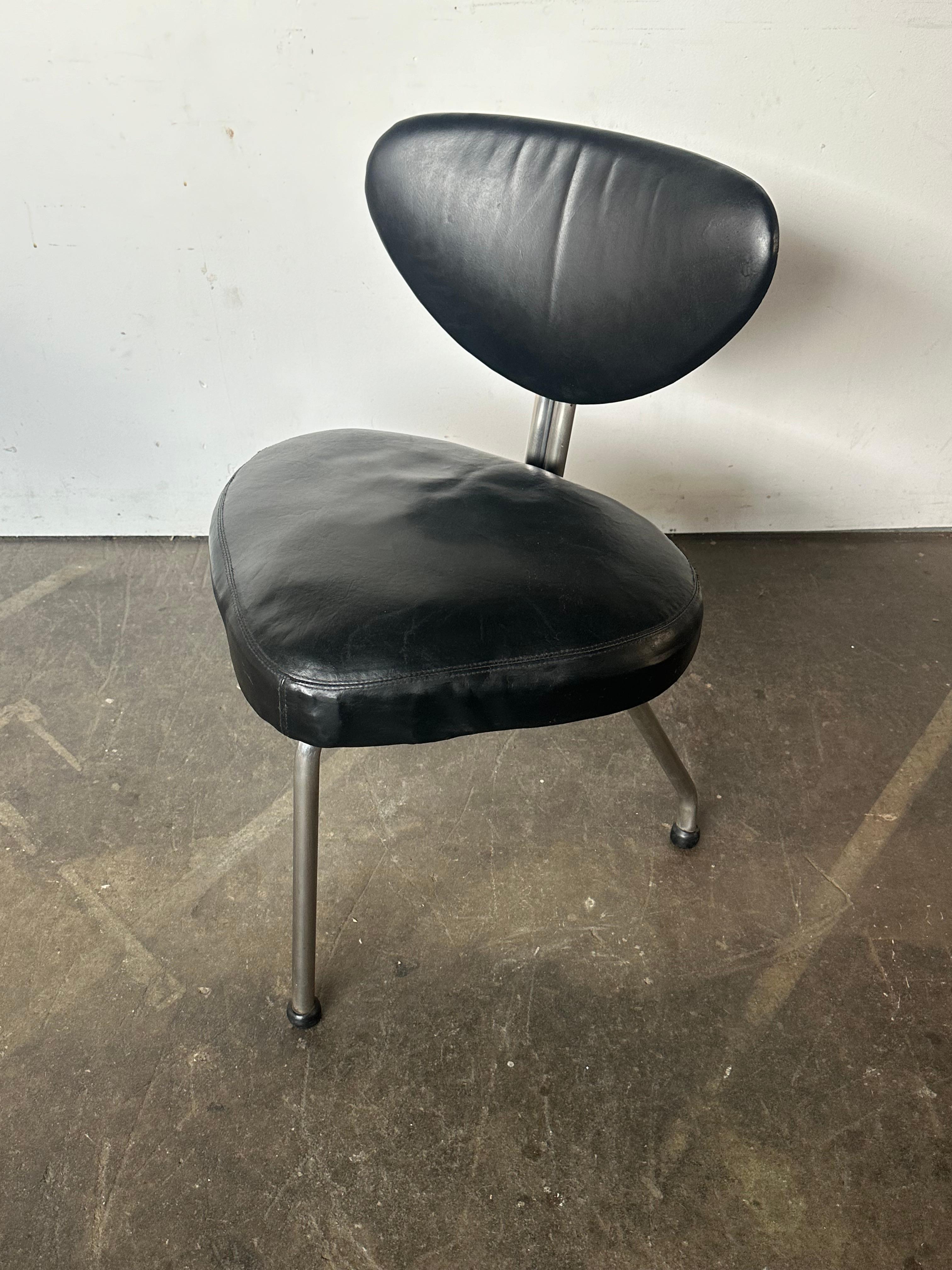 Einzigartiger Streamline Moderne Dreibein-Esszimmerstuhl, Mid-Century Modern (20. Jahrhundert) im Angebot
