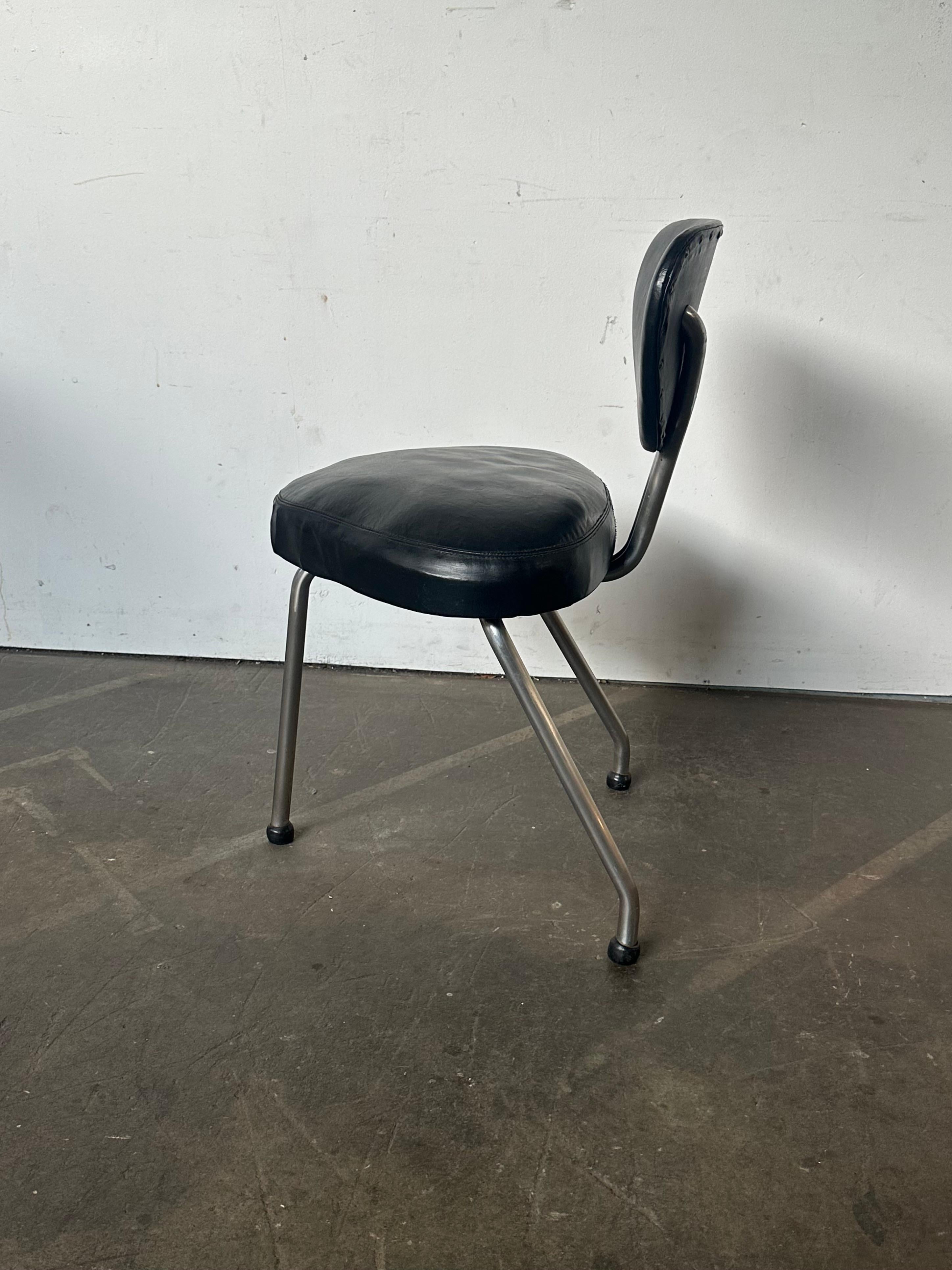 Einzigartiger Streamline Moderne Dreibein-Esszimmerstuhl, Mid-Century Modern (Stahl) im Angebot
