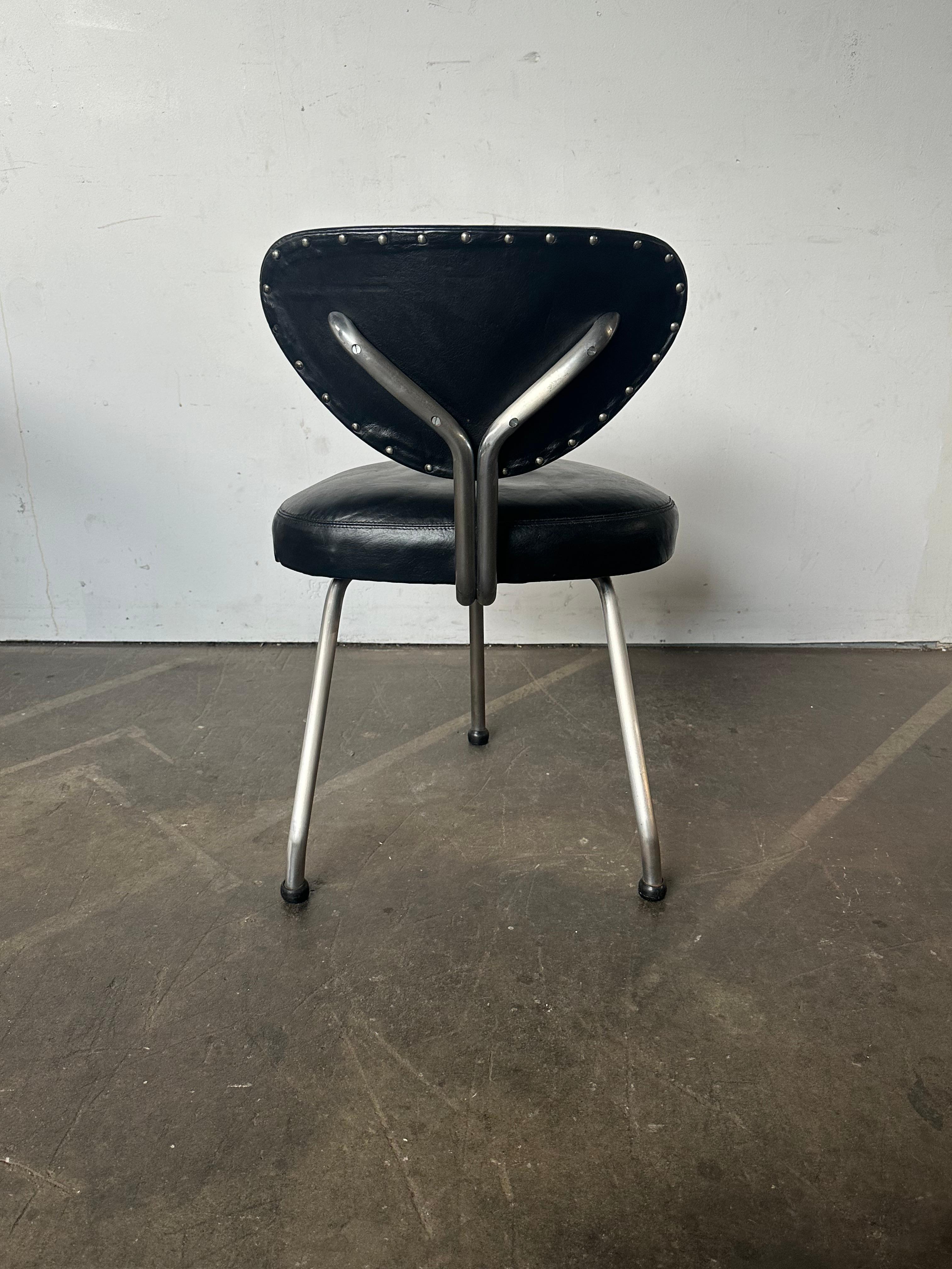 Einzigartiger Streamline Moderne Dreibein-Esszimmerstuhl, Mid-Century Modern im Angebot 1