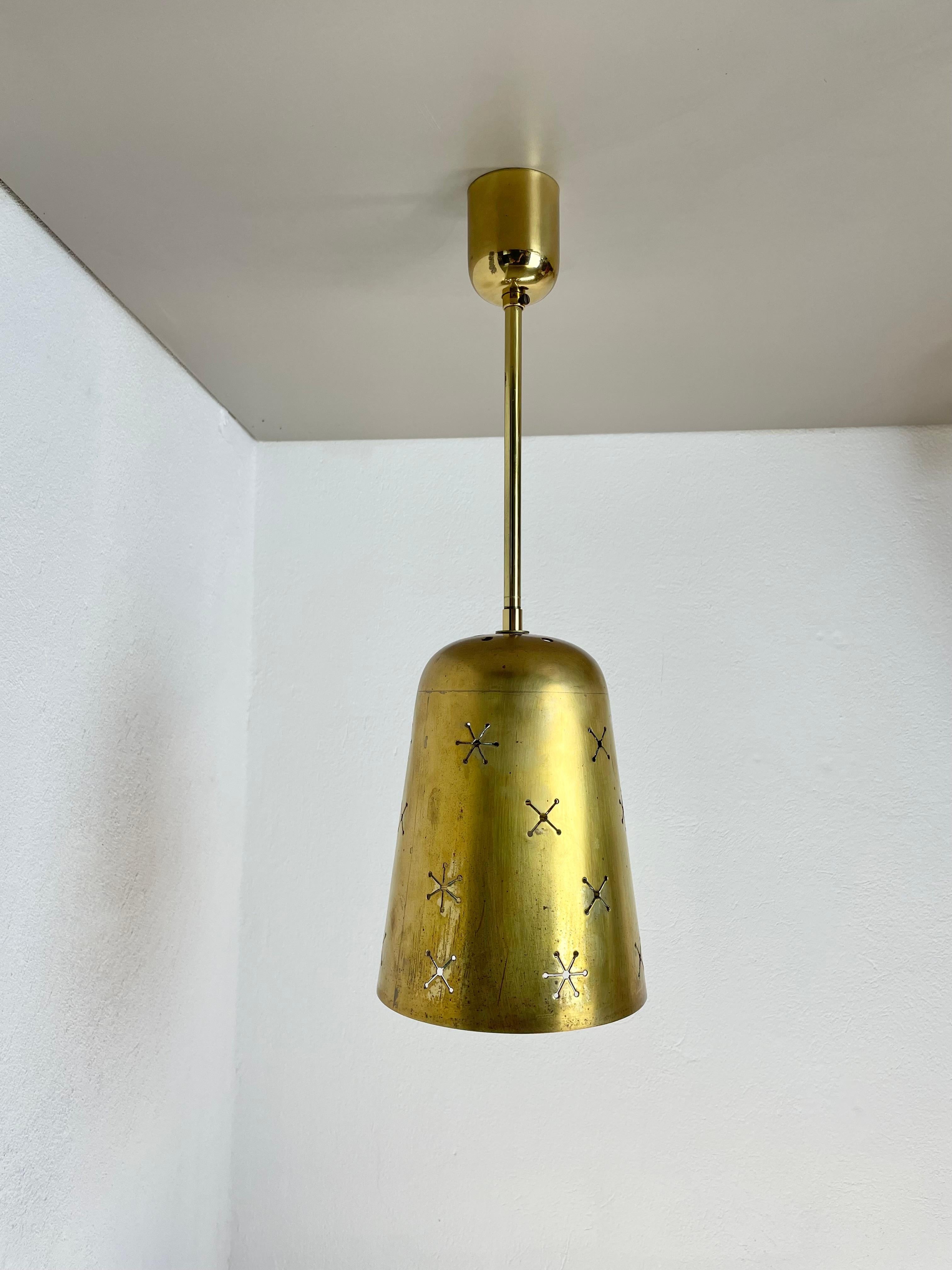 Article: Hanging light 


Origin: Italy


Age: 1950s


 

This fantastic hanging light was designed and produced in 1950s in Italy. The shade is made of brass with a nice tube formed shape, combined with a long brass hanging compartment and canopy