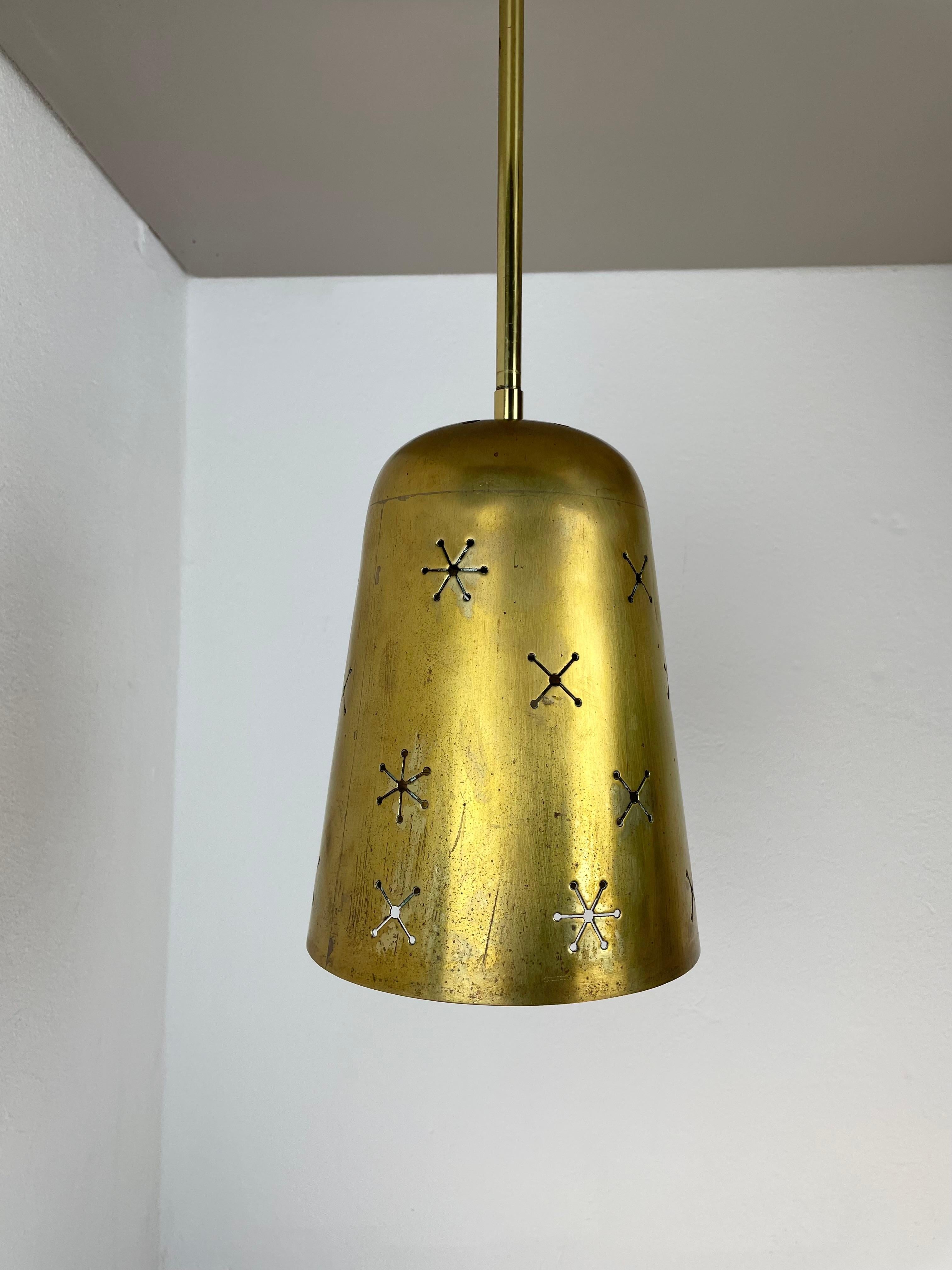 unique  Midcentury Stilnovo Style Brass and Metal Tube Hanging Light, Italy 1950 In Good Condition For Sale In Kirchlengern, DE