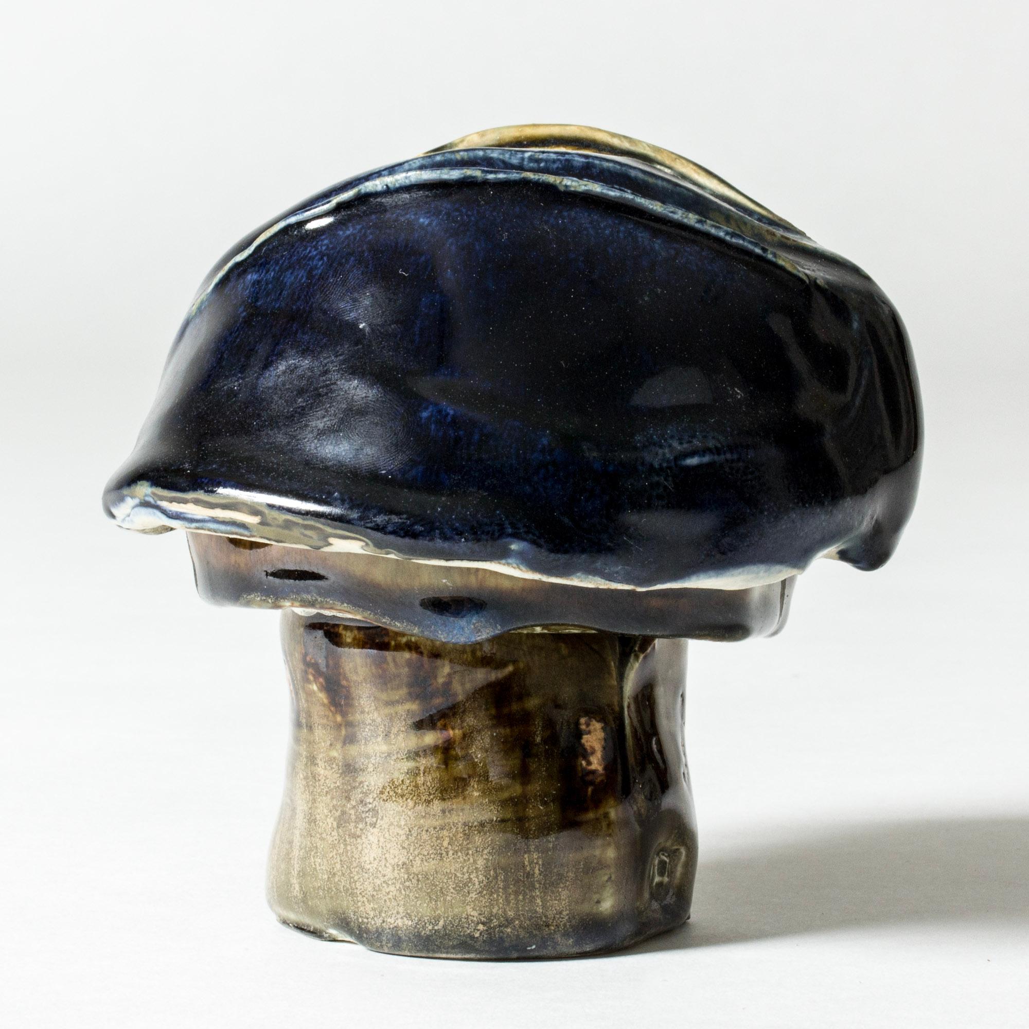 Einzigartige Steingutskulptur von Bengt Berglund in einer skurrilen, organischen Form, die an einen Pilz erinnert. Schöne jadefarbene, braune und blaue Glasur mit glänzender Oberfläche, die sich in Tropfen sammelt.