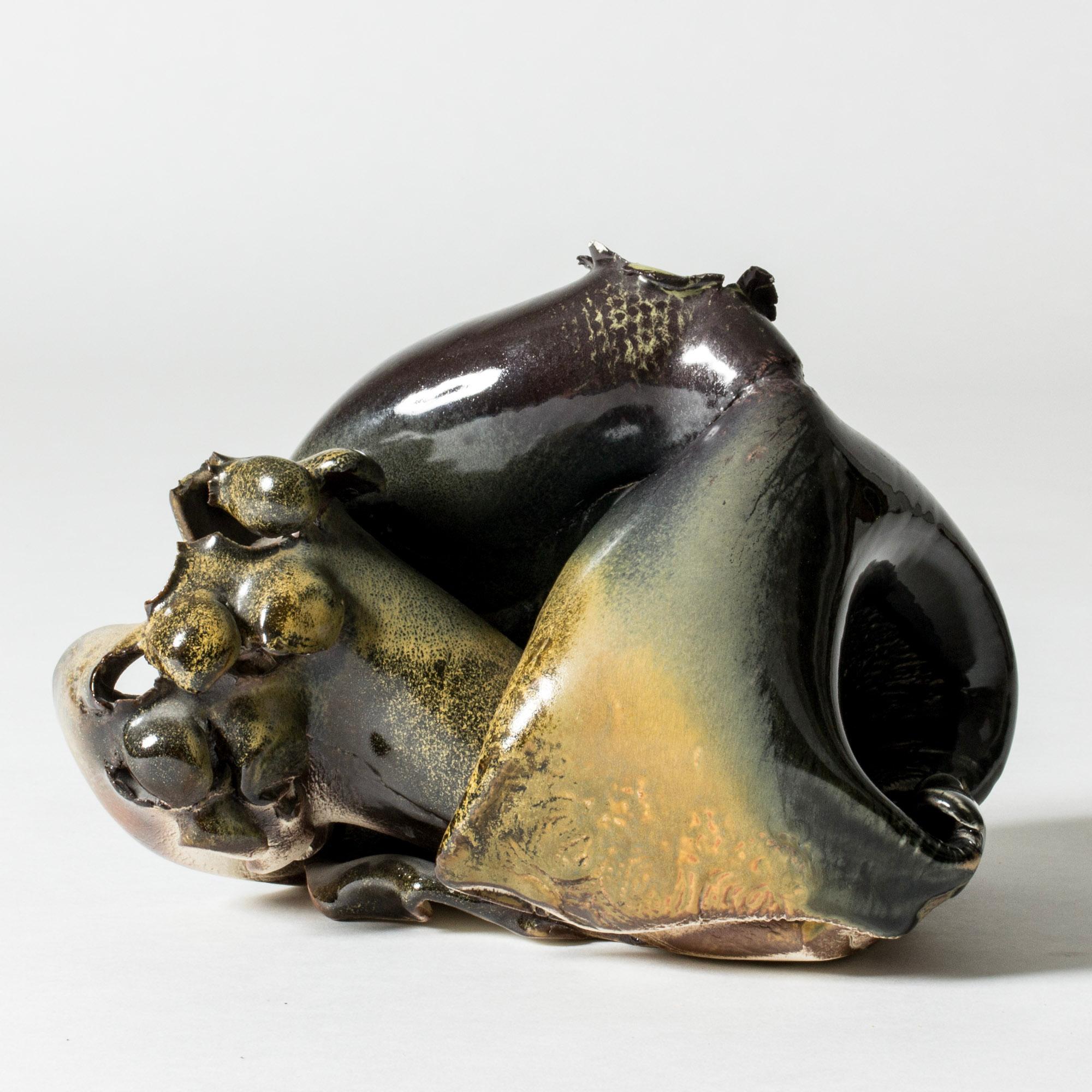 Einzigartige Steingutskulptur von Bengt Berglund in abstrakter, organischer Form mit einem Loch mit ausgefransten Rändern. Blaue, auberginefarbene und ockerfarbene Glasur.