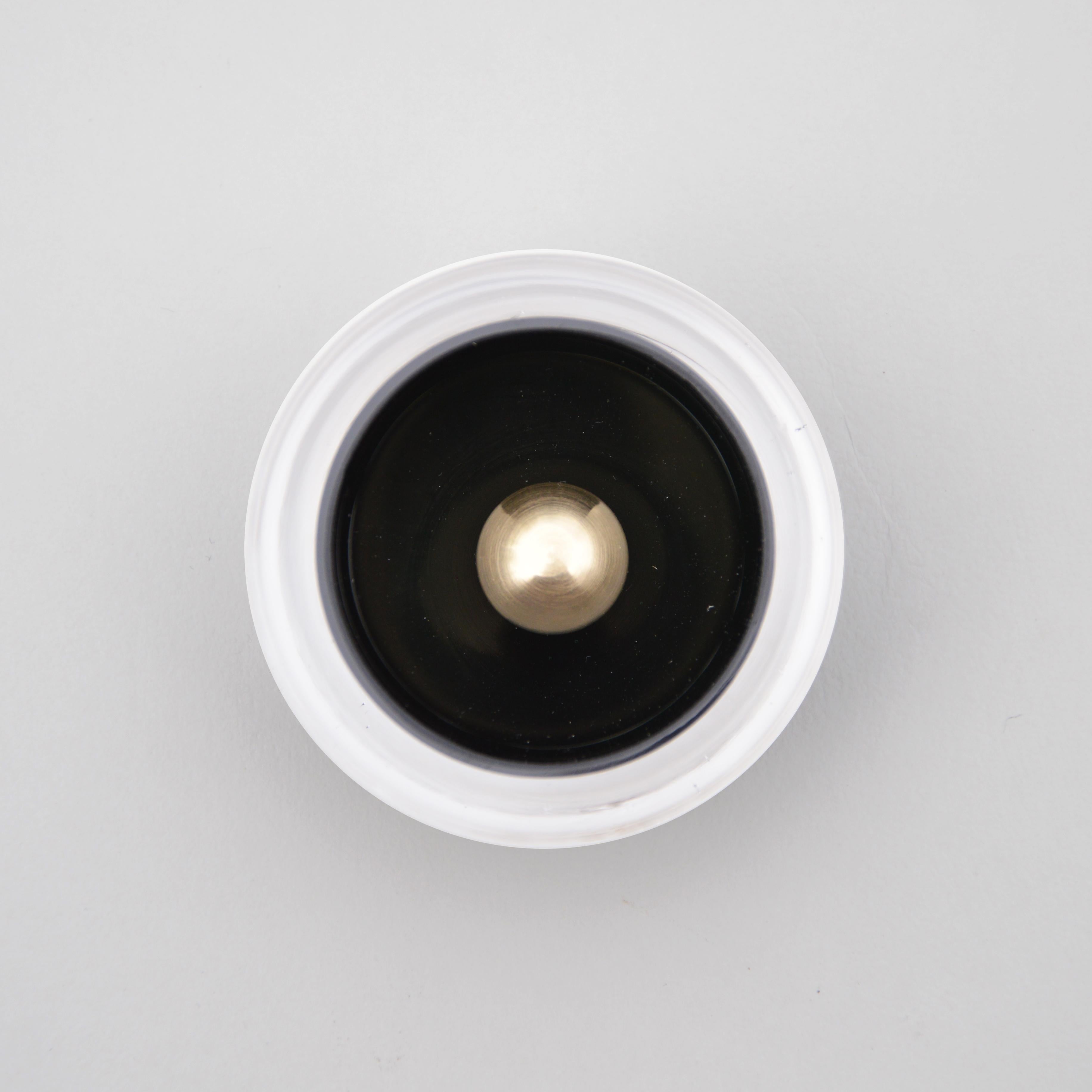 Einzigartiger Mailänder Schrankknopf von Atelier George
Einzigartig
Abmessungen: Ø 5 x H 2,5 cm
MATERIALIEN: Mundgeblasenes Glas, Messing

Das Atelier George ist ein französisches Design- und Glasbläserstudio. Jedes Stück ist handgefertigt und