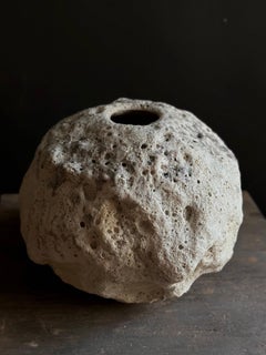 Vaso unico in ceramica strutturata minimalista di Maria Loram