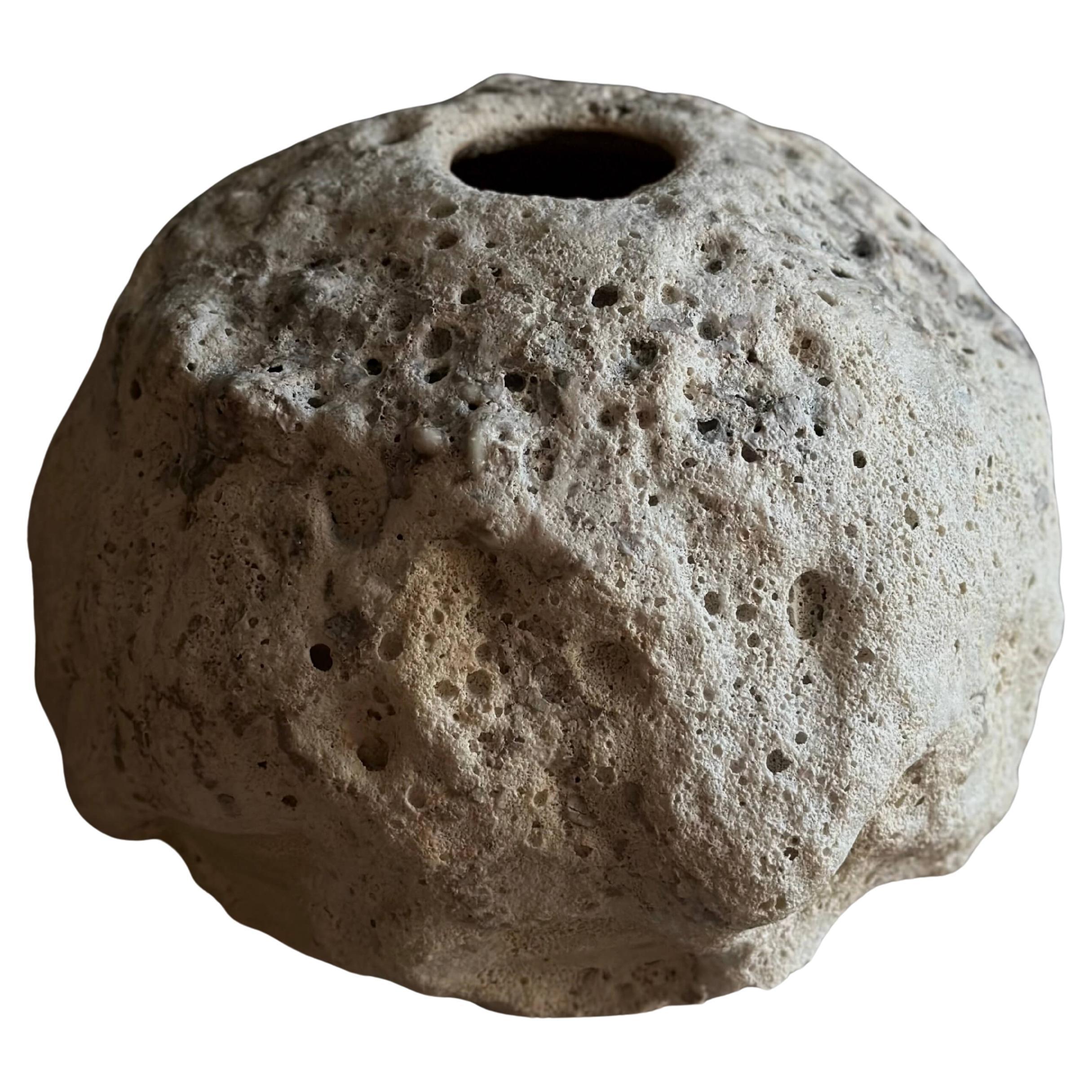 Vaso unico in ceramica strutturata minimalista di Maria Loram