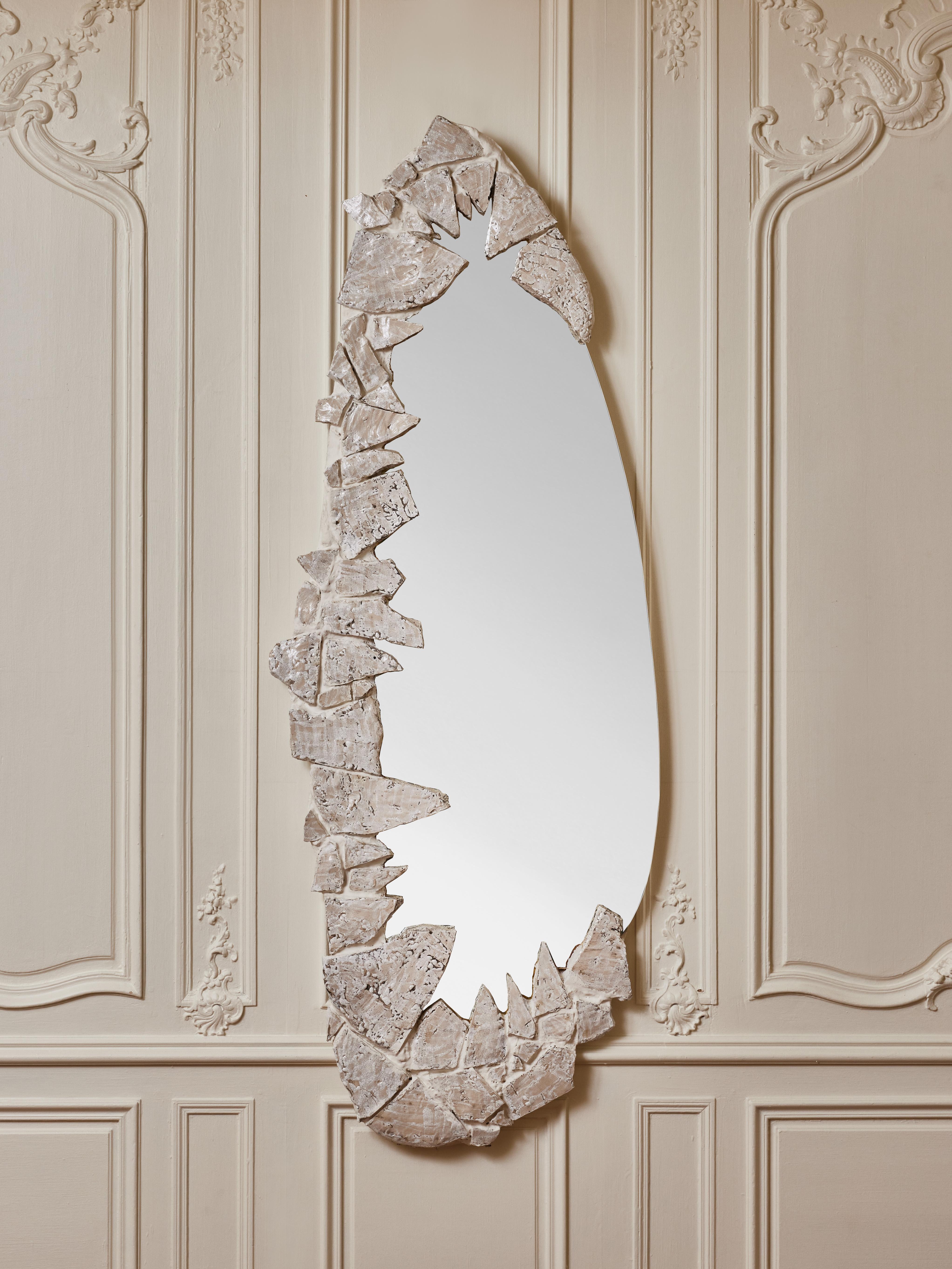 Oval mirror with frame in sculpted ceramic.
Signed piece by the artist Léo Nataf for the Galerie Glustin.
France, 2022.
