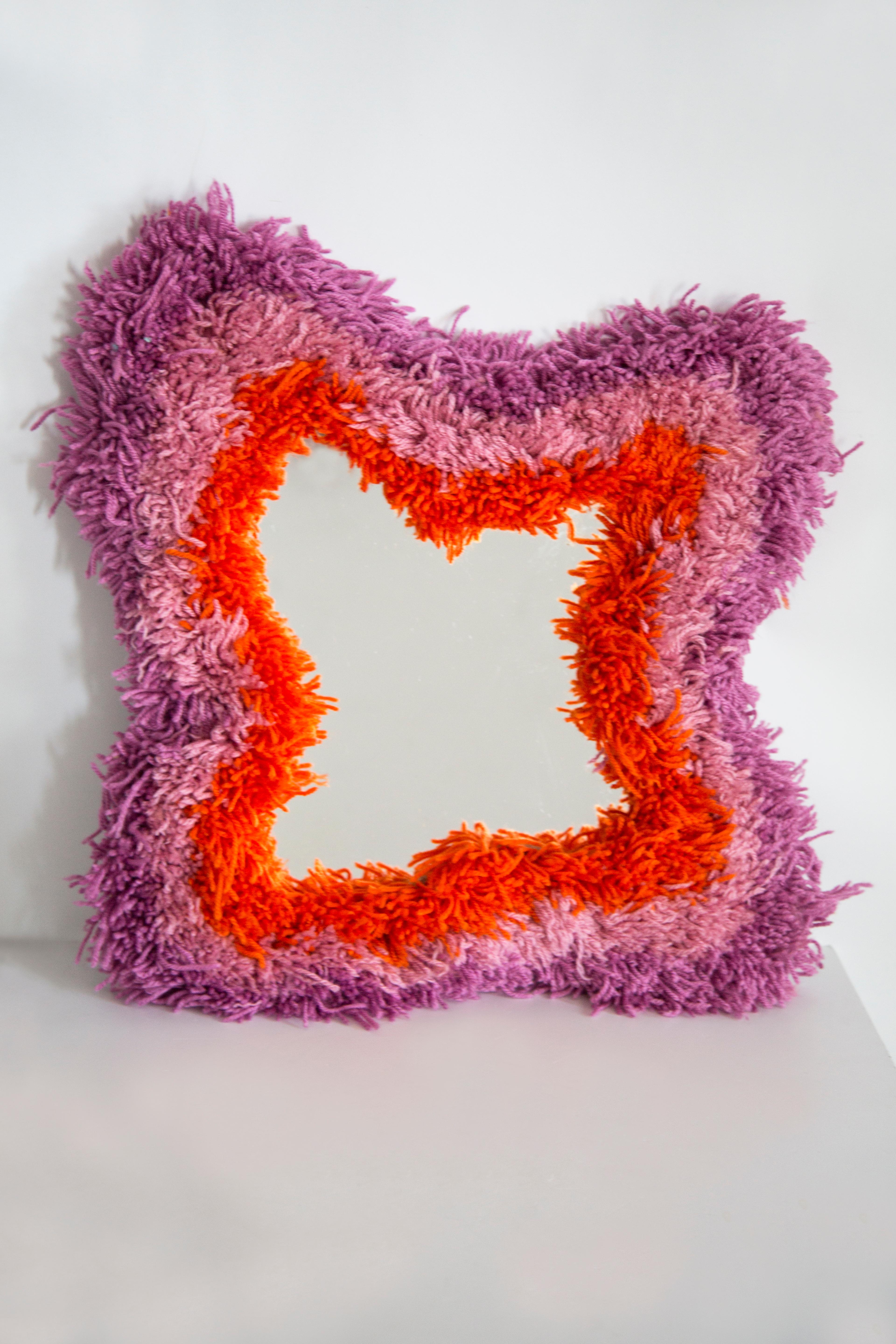 Lo specchio è preparato con lana multicolore tufting a mano. Una tecnica assolutamente artigianale. Ogni specchio è unico e può essere un po' diverso. 
Sono estremamente belli e altamente decorativi. 

Dimensioni dello specchio: 20x20cm
Dimensioni