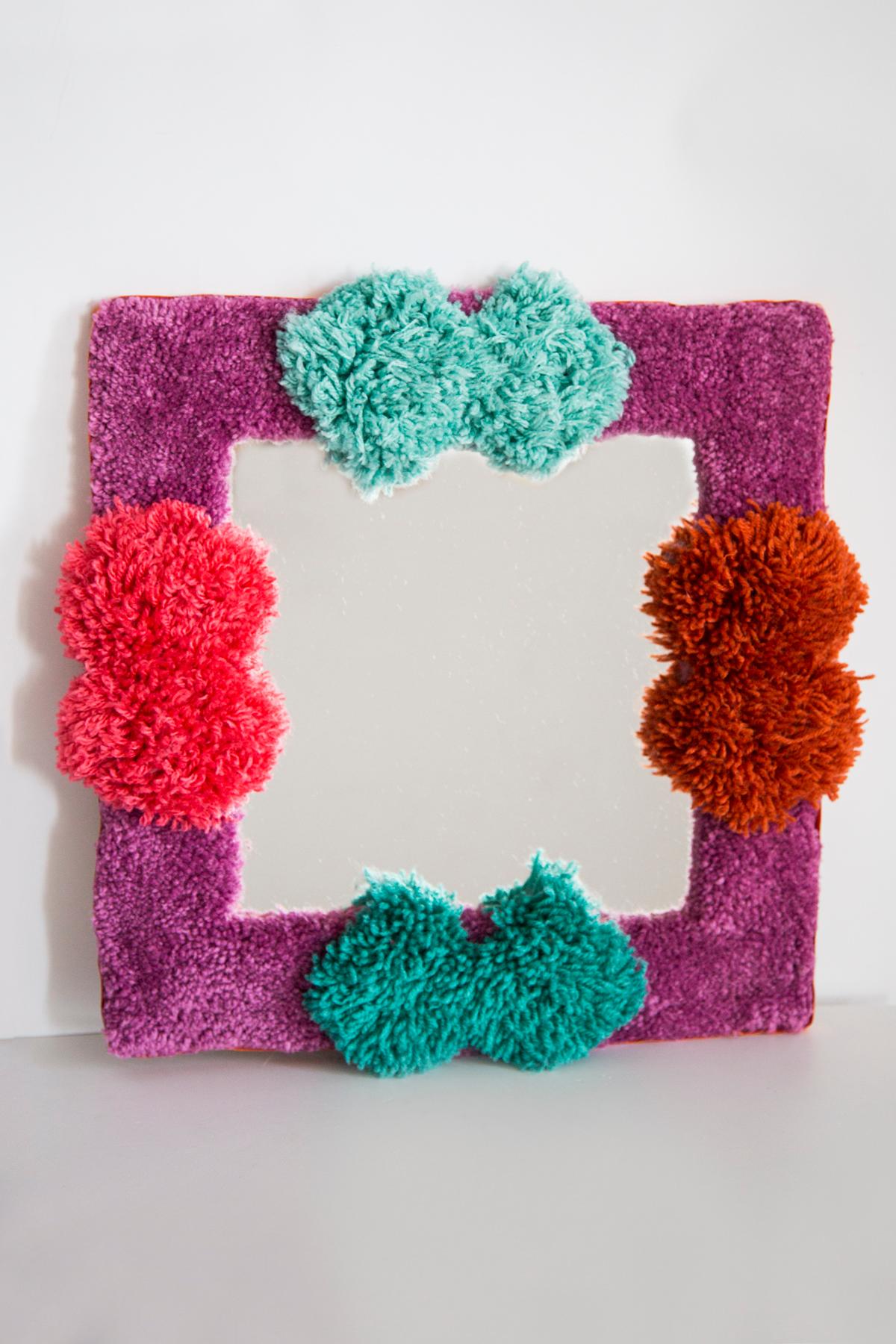 Lo specchio è preparato con lana multicolore tufting a mano. Una tecnica assolutamente artigianale. Ogni specchio è unico e può essere un po' diverso. 
Sono estremamente belli e altamente decorativi. 

Dimensioni dello specchio: 25x25cm
Dimensioni