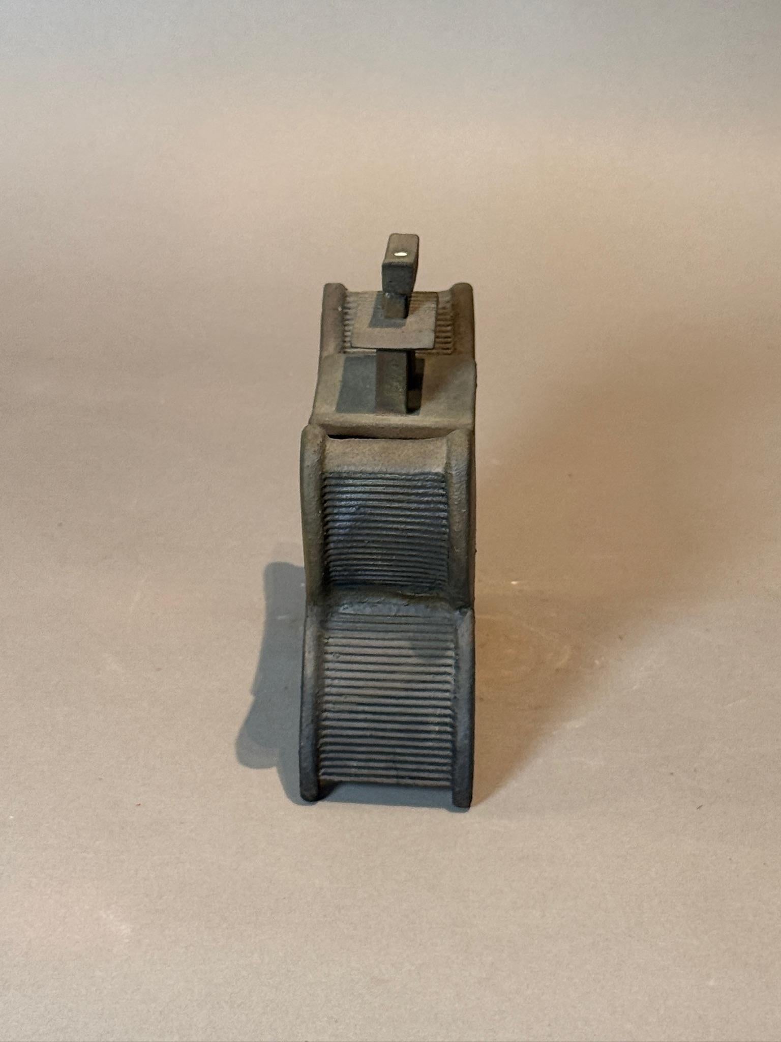 Escultura única de cerámica inspirada en Asia con parte superior extraíble Moderno en venta