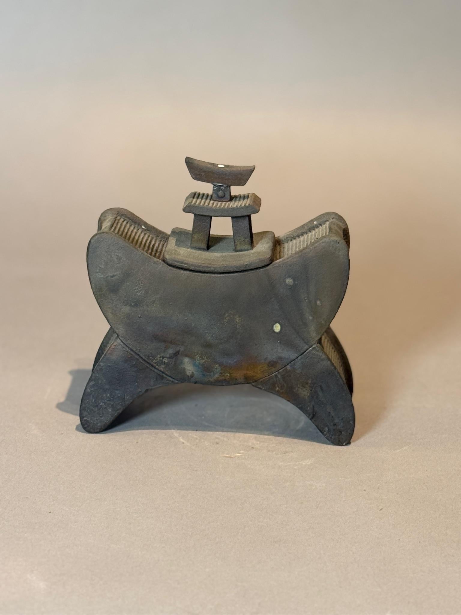Escultura única de cerámica inspirada en Asia con parte superior extraíble Asiático en venta