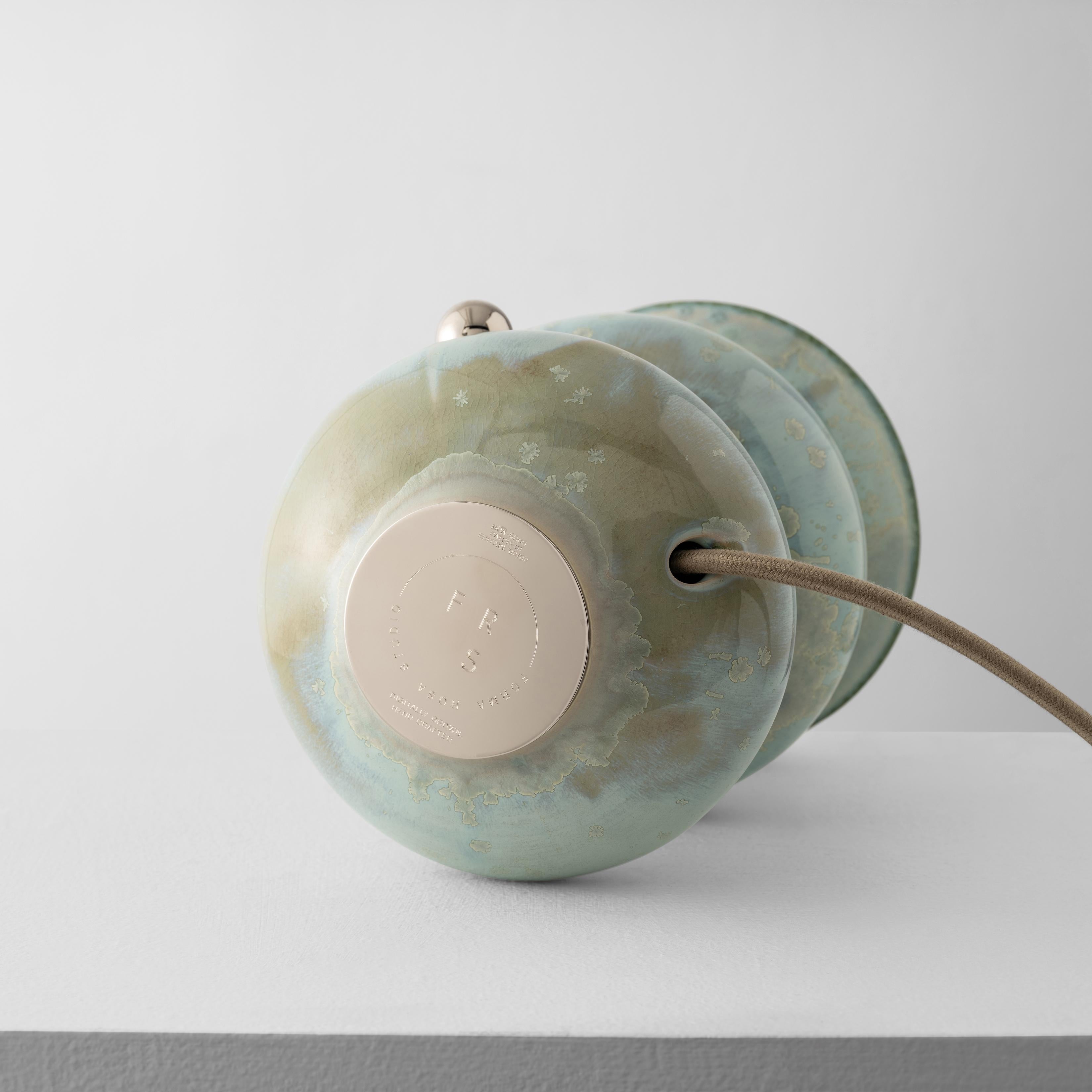 Cuit Lampe de bureau moderne unique en forme de vague en céramique faite à la main avec glaçure cristal bleu aqua en vente