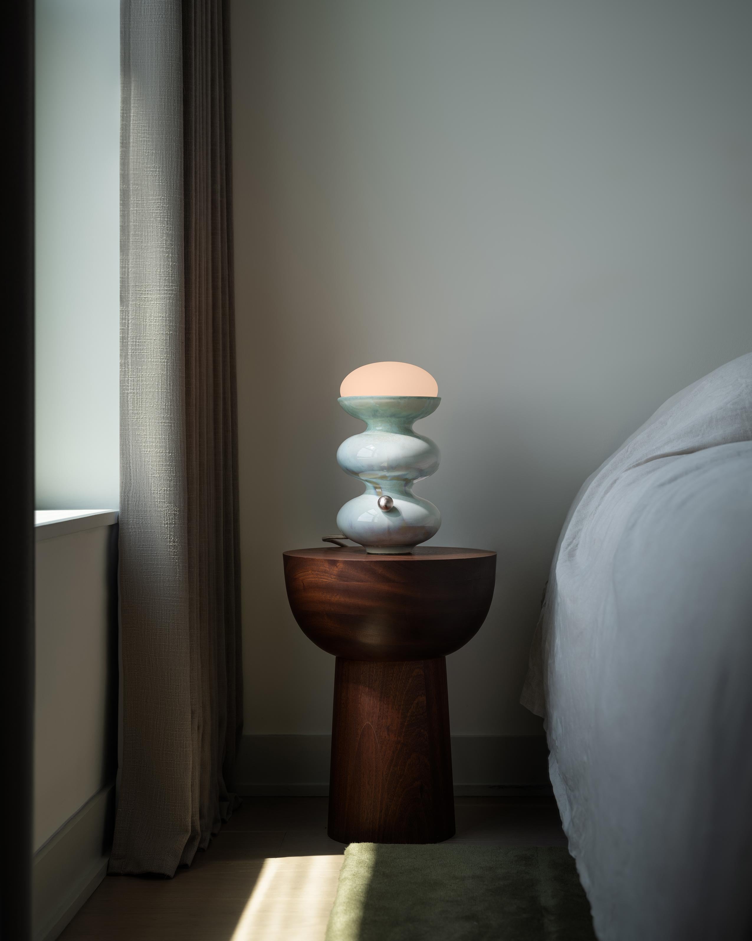 Laiton Lampe de bureau moderne unique en forme de vague en céramique faite à la main avec glaçure cristal bleu aqua en vente