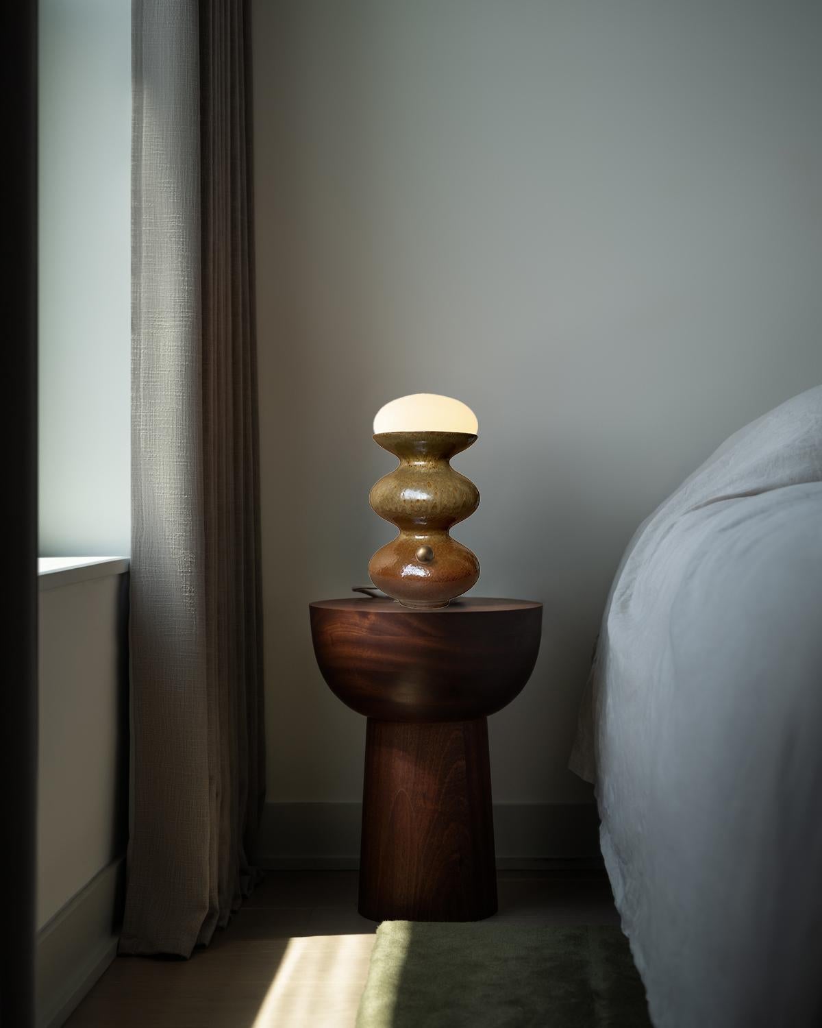 Moderno Lampada da tavolo a forma di onda in ceramica moderna e unica, realizzata a mano in marrone neutro. in vendita