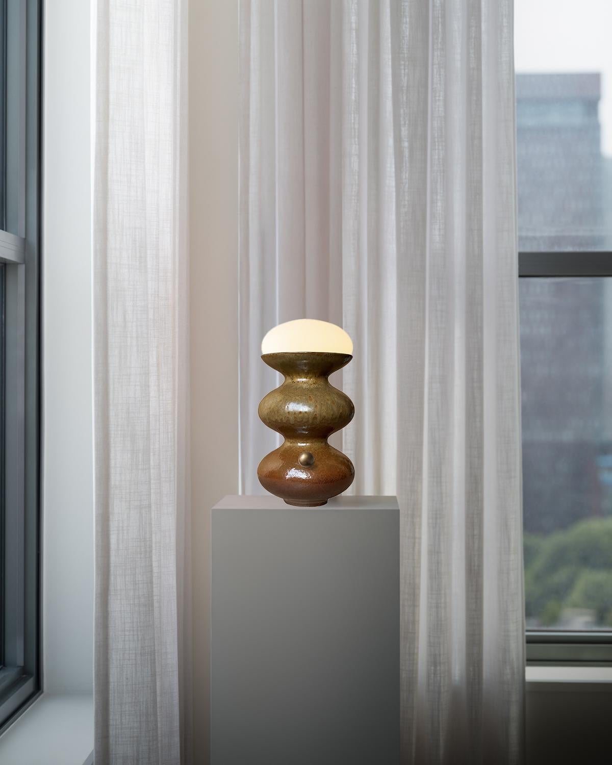 Americano Lampada da tavolo a forma di onda in ceramica moderna e unica, realizzata a mano in marrone neutro. in vendita