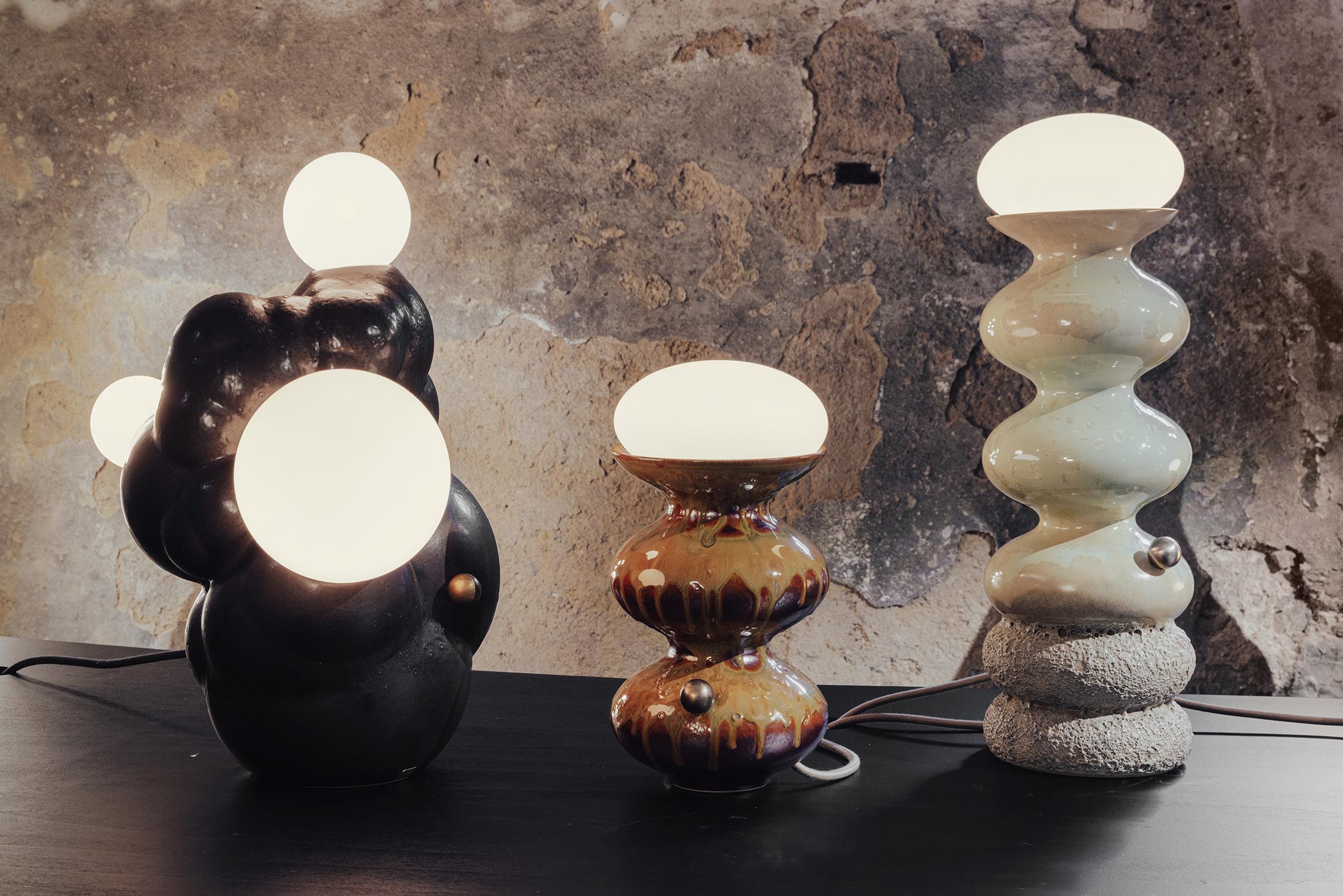Cotto in fornace Lampada da tavolo a forma di onda in ceramica moderna e unica, realizzata a mano in marrone neutro. in vendita