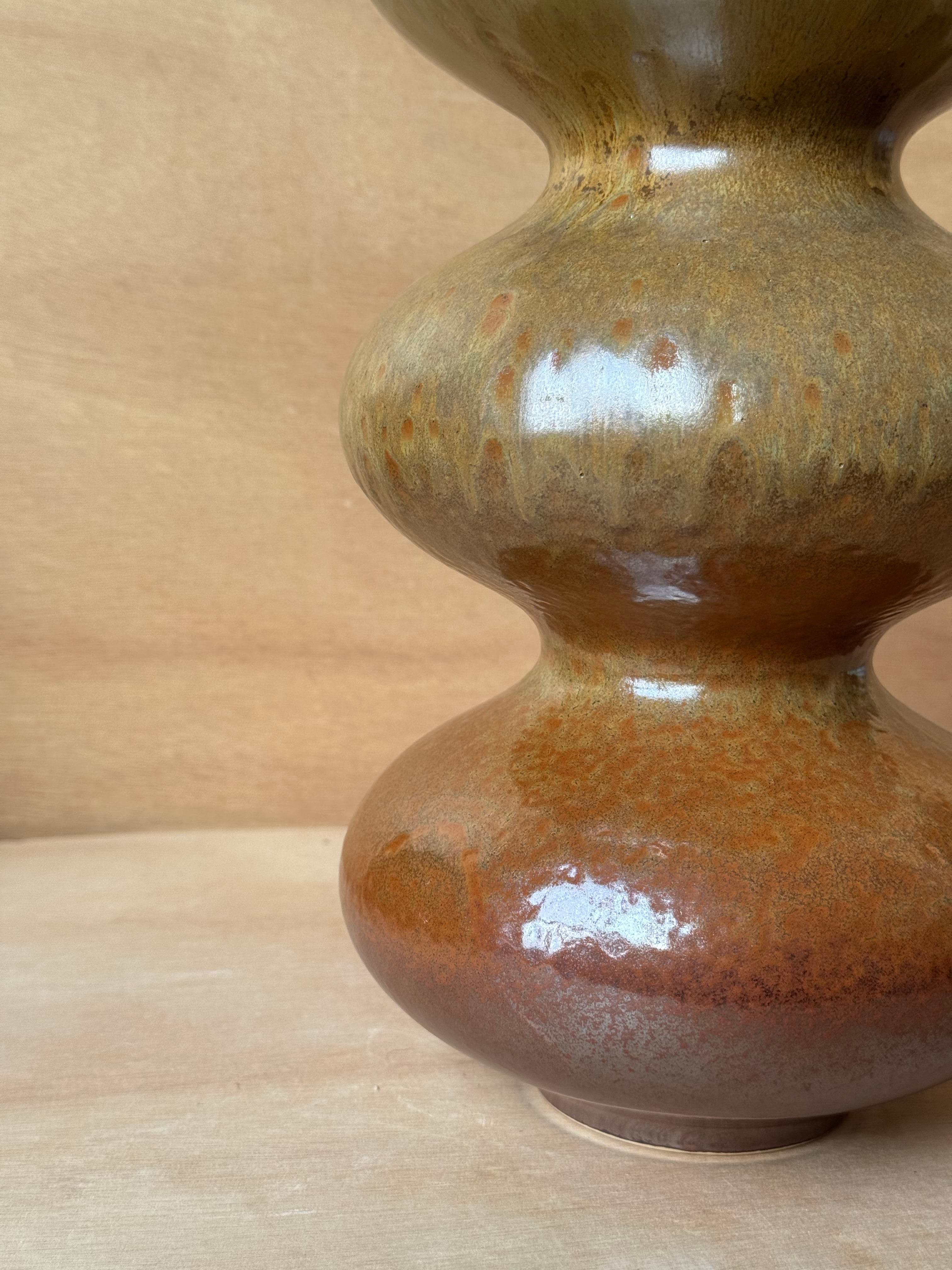 XXI secolo e contemporaneo Lampada da tavolo a forma di onda in ceramica moderna e unica, realizzata a mano in marrone neutro. in vendita