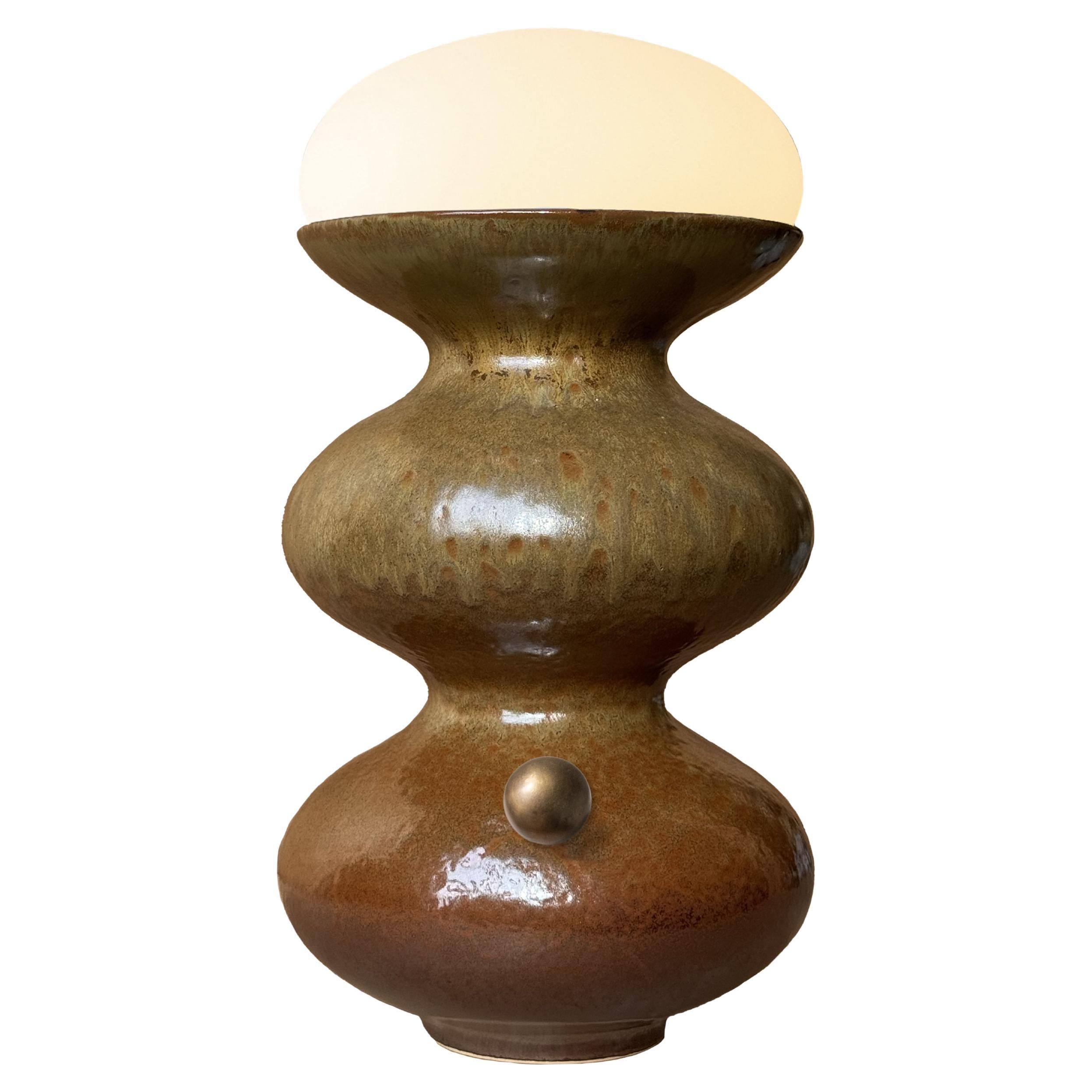 Lampada da tavolo a forma di onda in ceramica moderna e unica, realizzata a mano in marrone neutro. in vendita