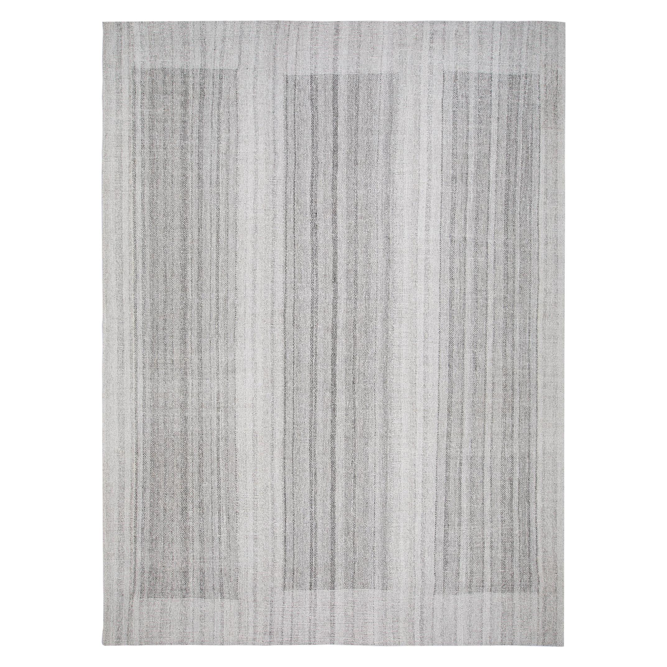 Einzigartiger moderner handgewebter, strukturierter Flachgewebe-Teppich in Grautönen