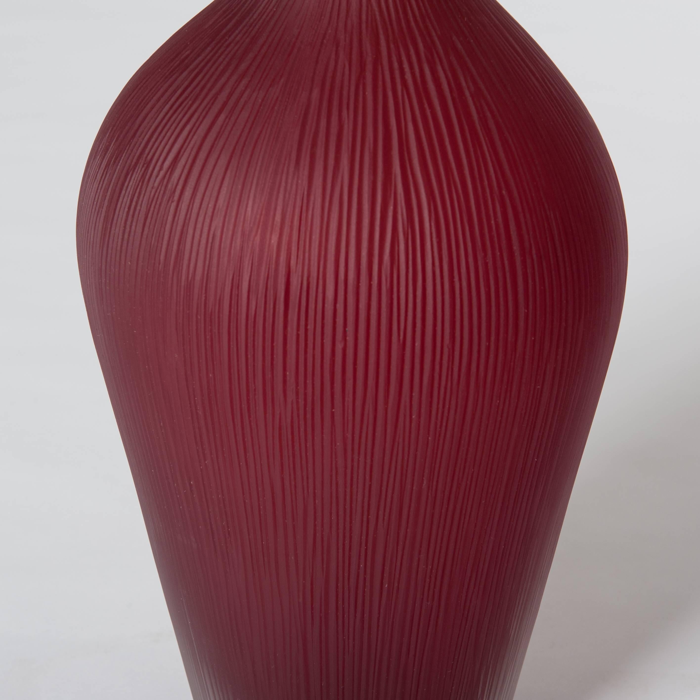 Fait main Vase italien moderne unique en verre de Murano de couleur rouge foncé signé P. Signoretto en vente