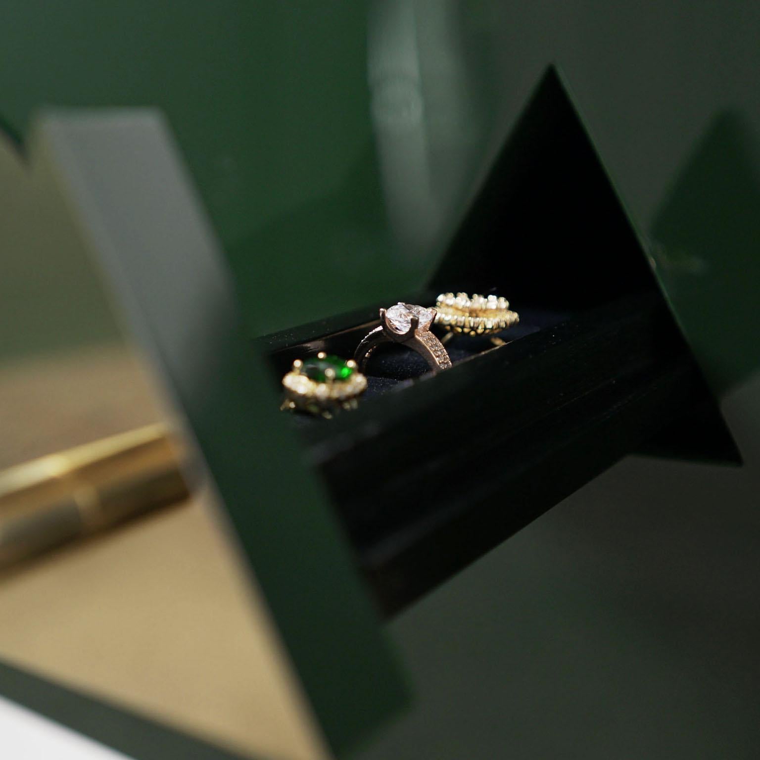 Console contemporaine à bijoux verte, noire, blanche, avec base en laiton en vente 4