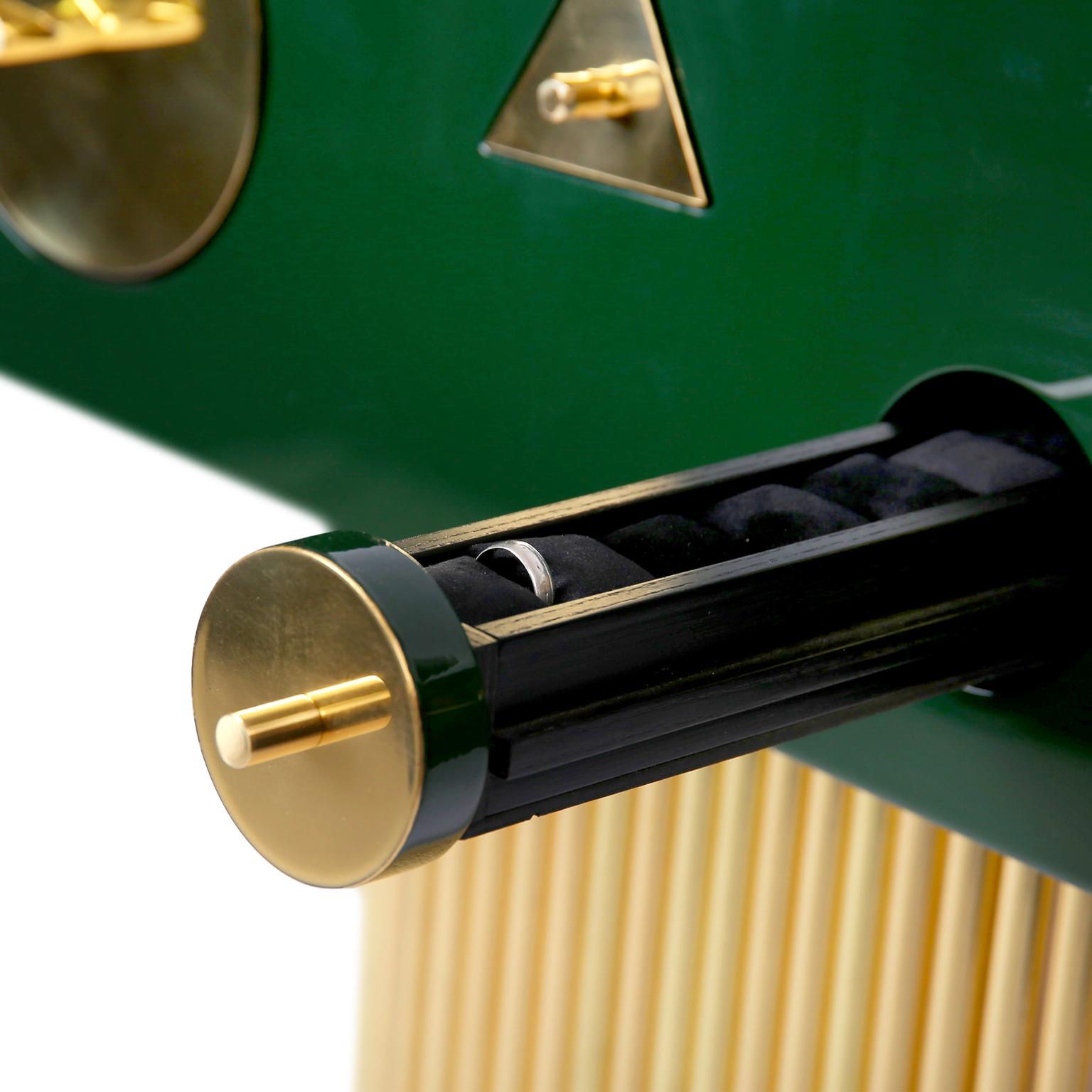 Consola de joyería contemporánea verde, negra y blanca con base de latón en venta 1