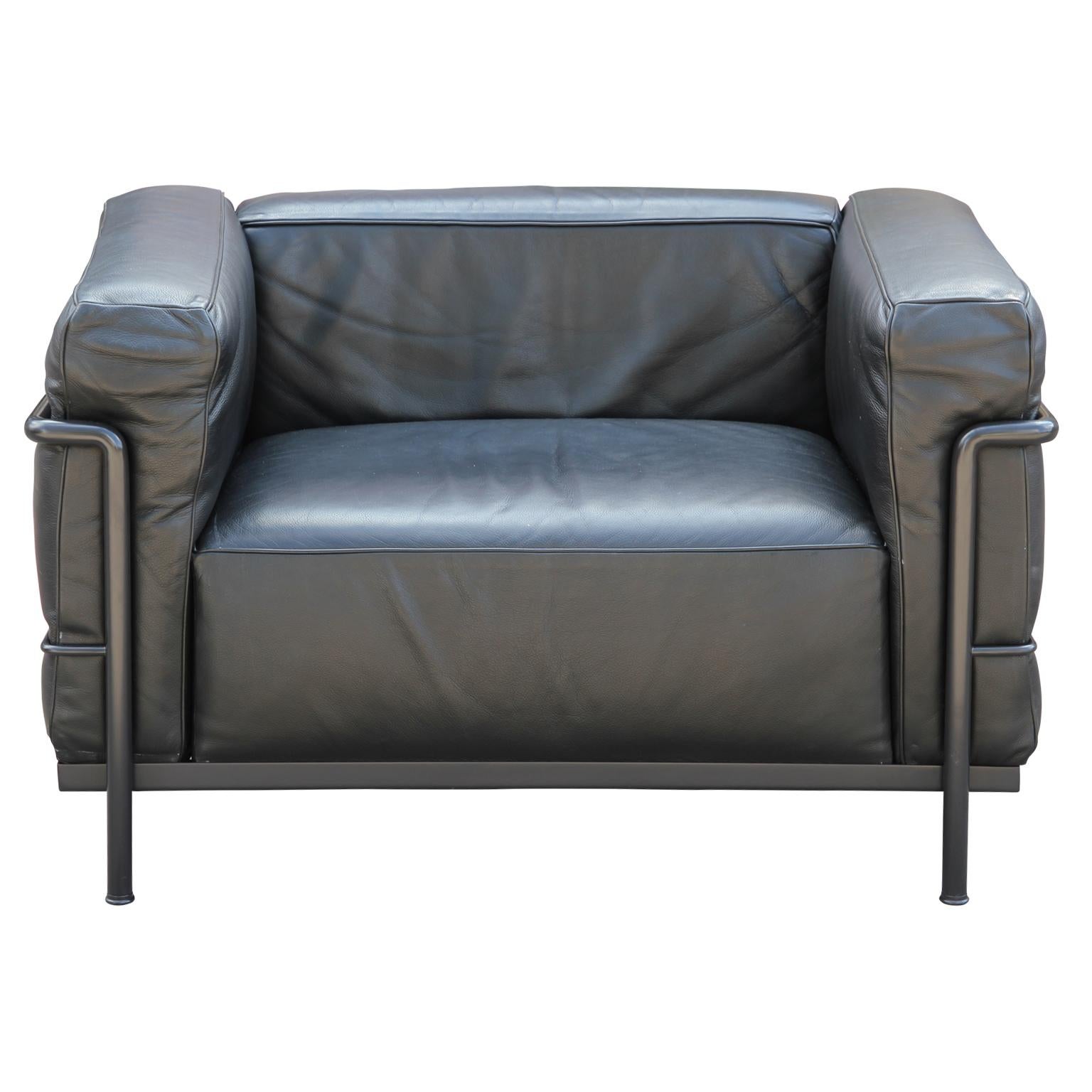 Unique LC3 Le Corbusier armchair with black leather cushions and matte black framing. The Le Corbusier group referred to their LC3 collections as 