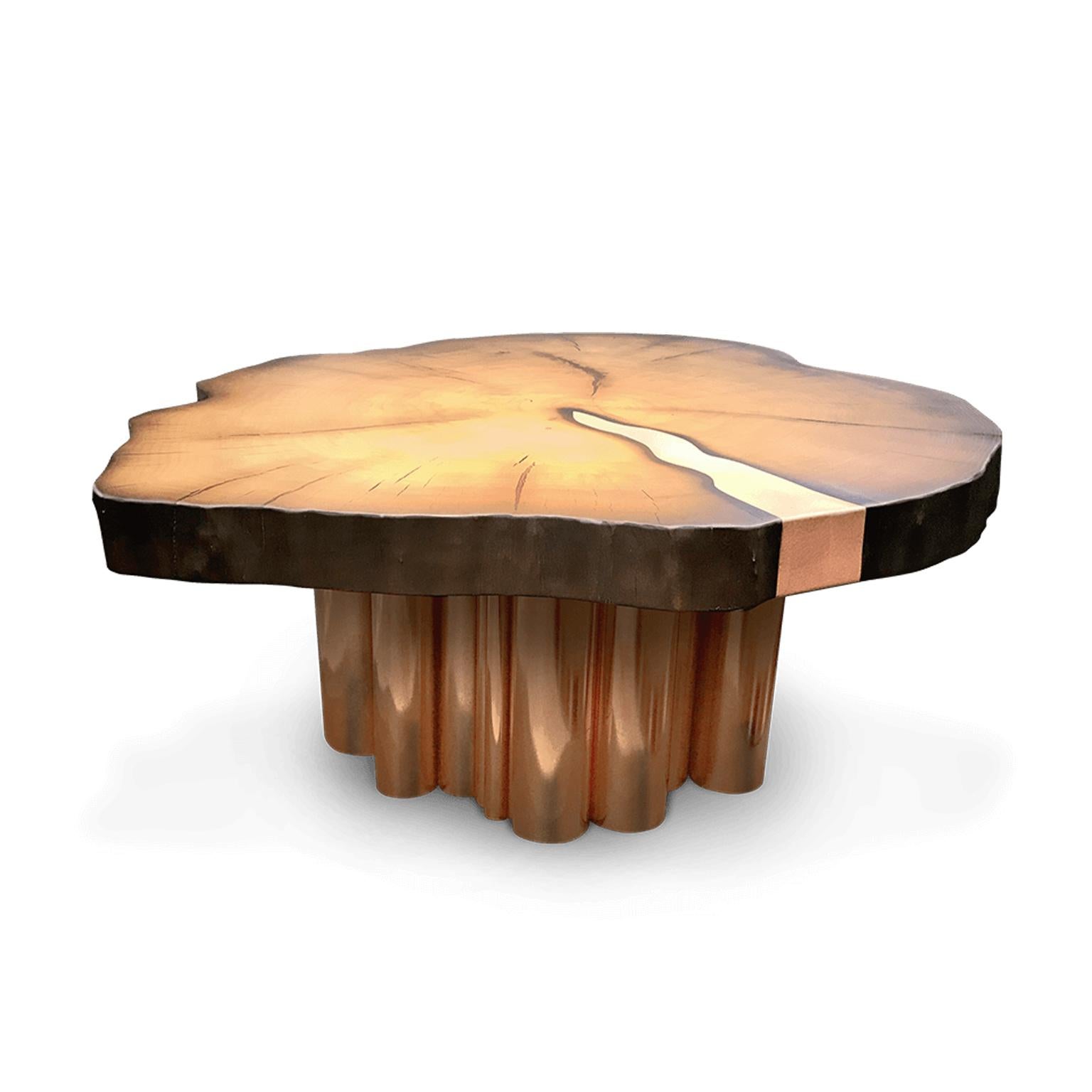 Moderner moderner runder Couchtisch aus Holz mit naturbelassener Kante, Kupfer oder Messing (Europäisch) im Angebot