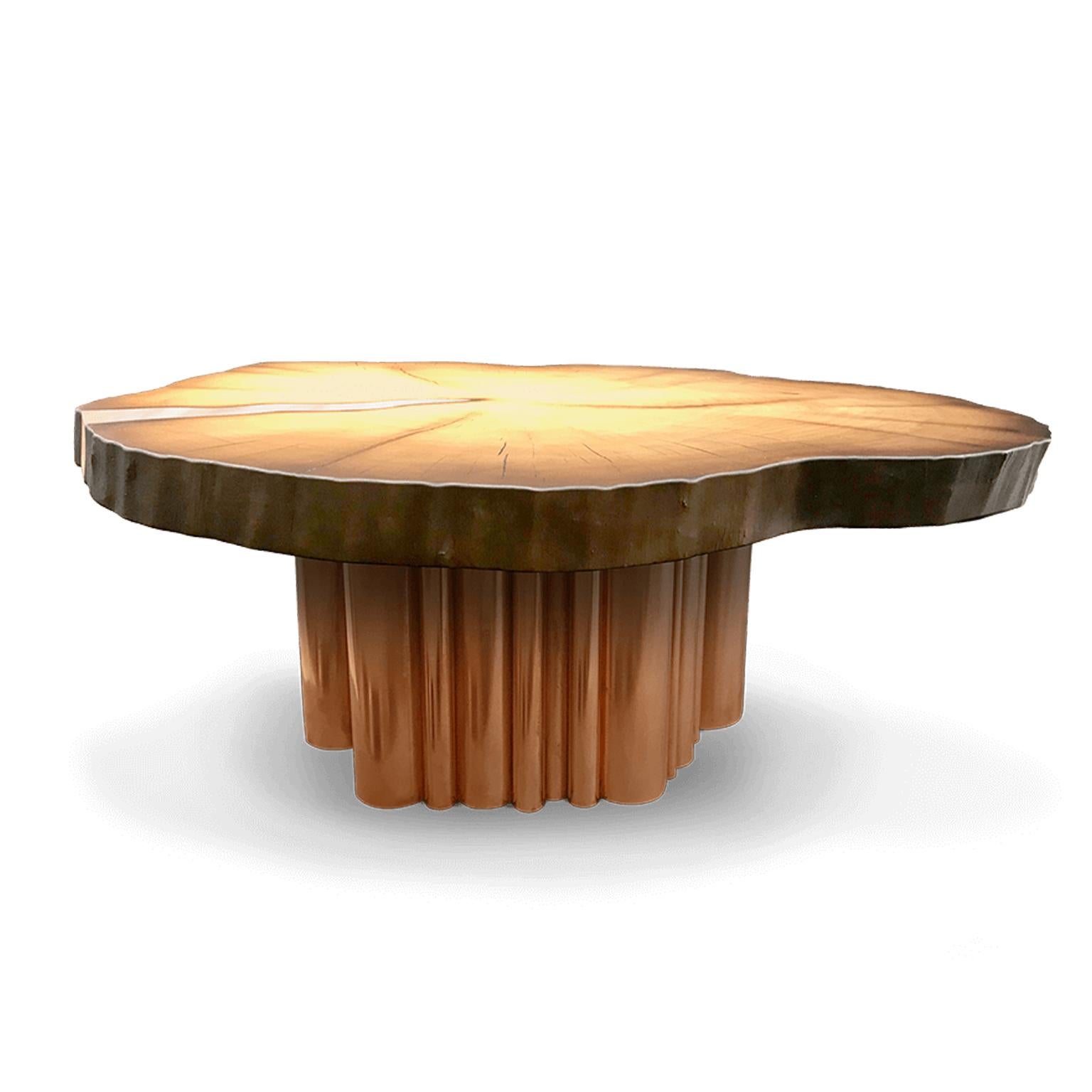 Moderner moderner runder Couchtisch aus Holz mit naturbelassener Kante, Kupfer oder Messing im Zustand „Neu“ im Angebot in Riga, LV