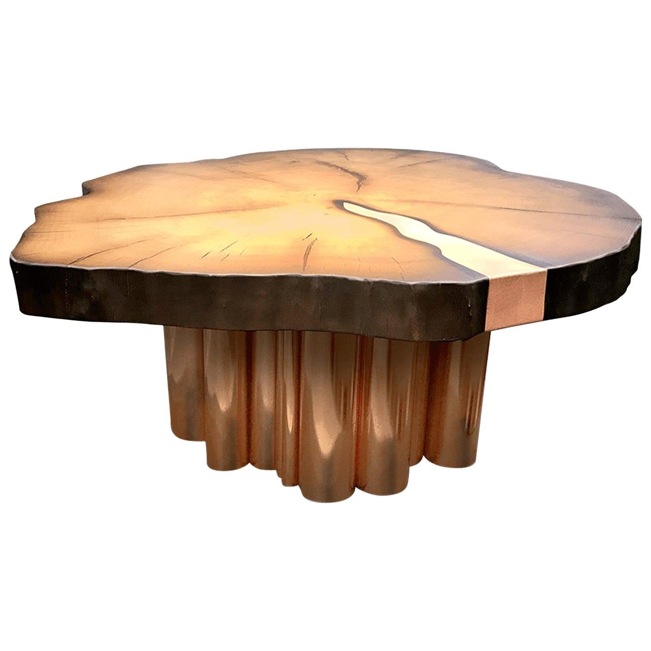 Moderner moderner runder Couchtisch aus Holz mit naturbelassener Kante, Kupfer oder Messing