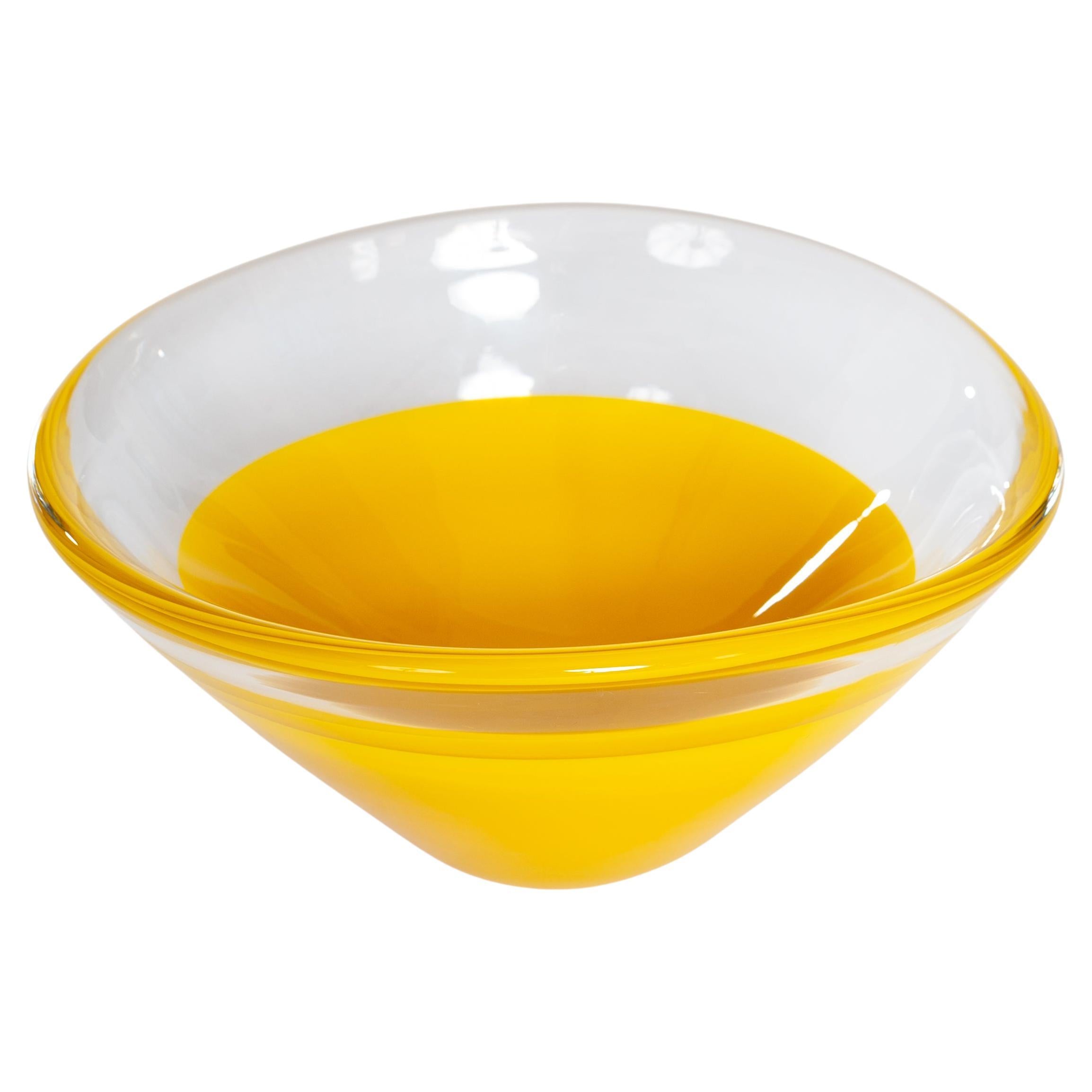 Coupe de forme organique jaune-jaune réalisée selon la technique du sommerso et signée par une gravure sur la base.
La coupe n'est pas tout à fait ronde, elle a une embouchure légèrement ovale, et la base, d'un diamètre d'environ 6,5 cm, n'est pas