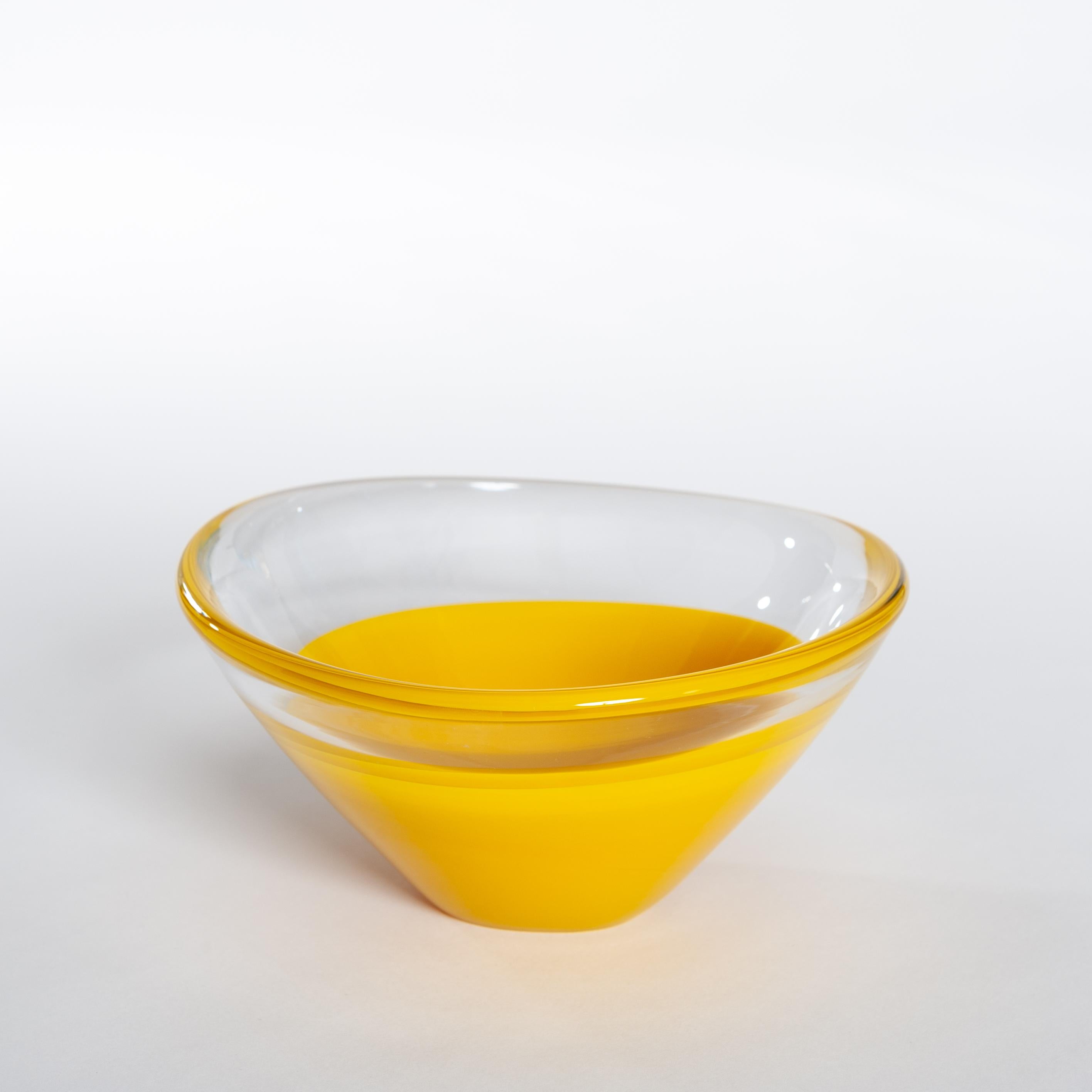 Mid-Century Modern Bol moderne italien en verre de Murano de couleur jaune signé à la main SALVIATI en vente